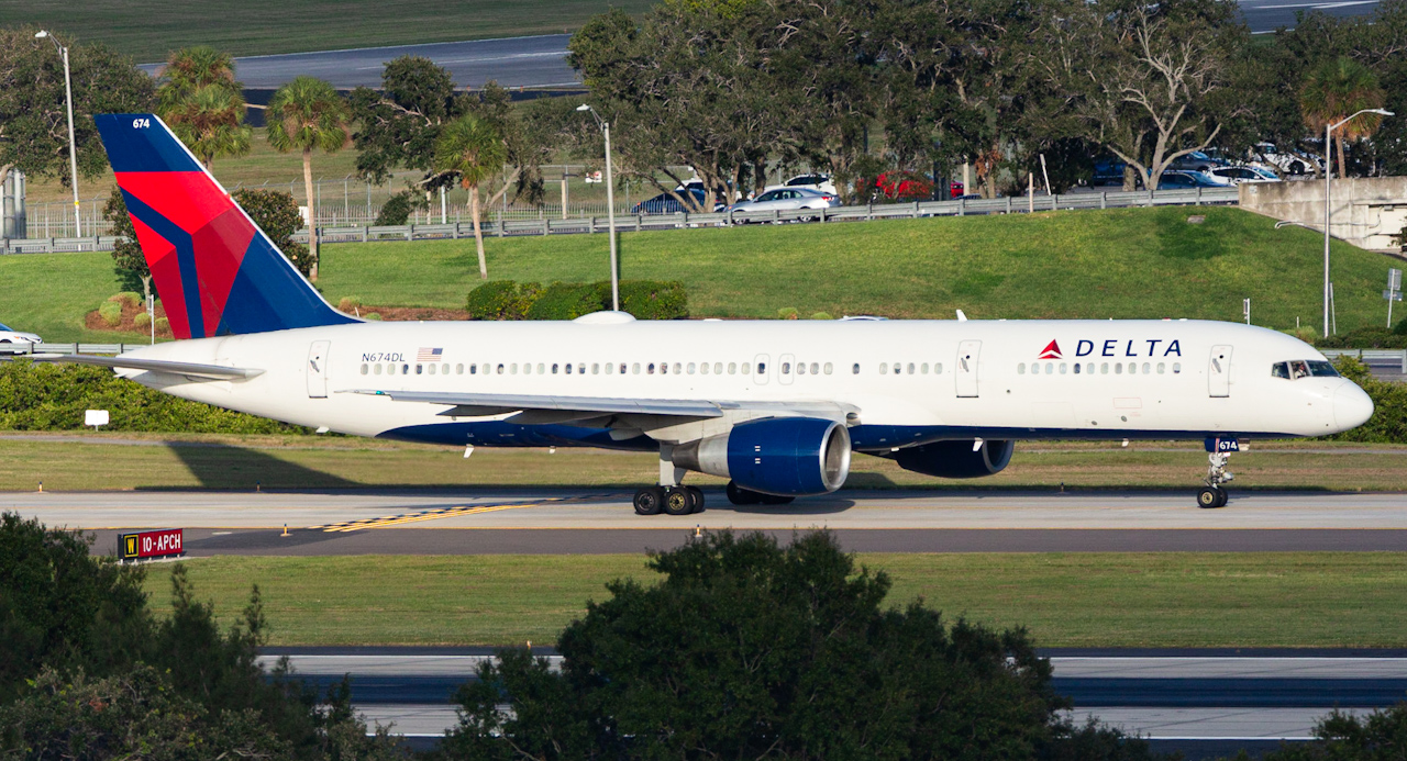 Full size: Delta Airlines Boeing 757-200 N674DL at Tampa International Airport