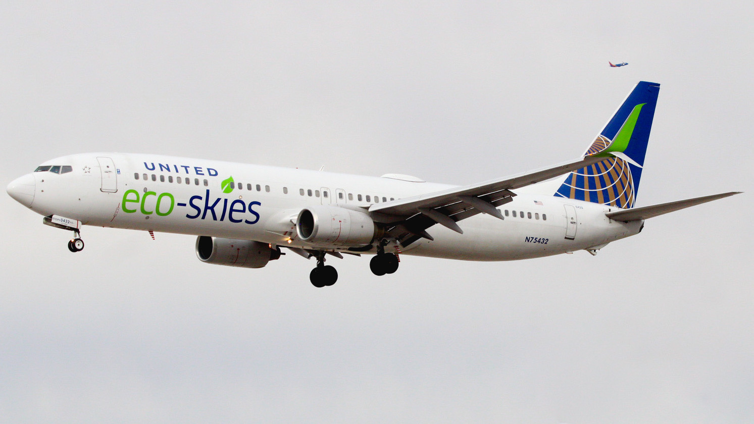 Full size: United Airlines Boeing 737-900 N75432 at Harry Reid International Airport