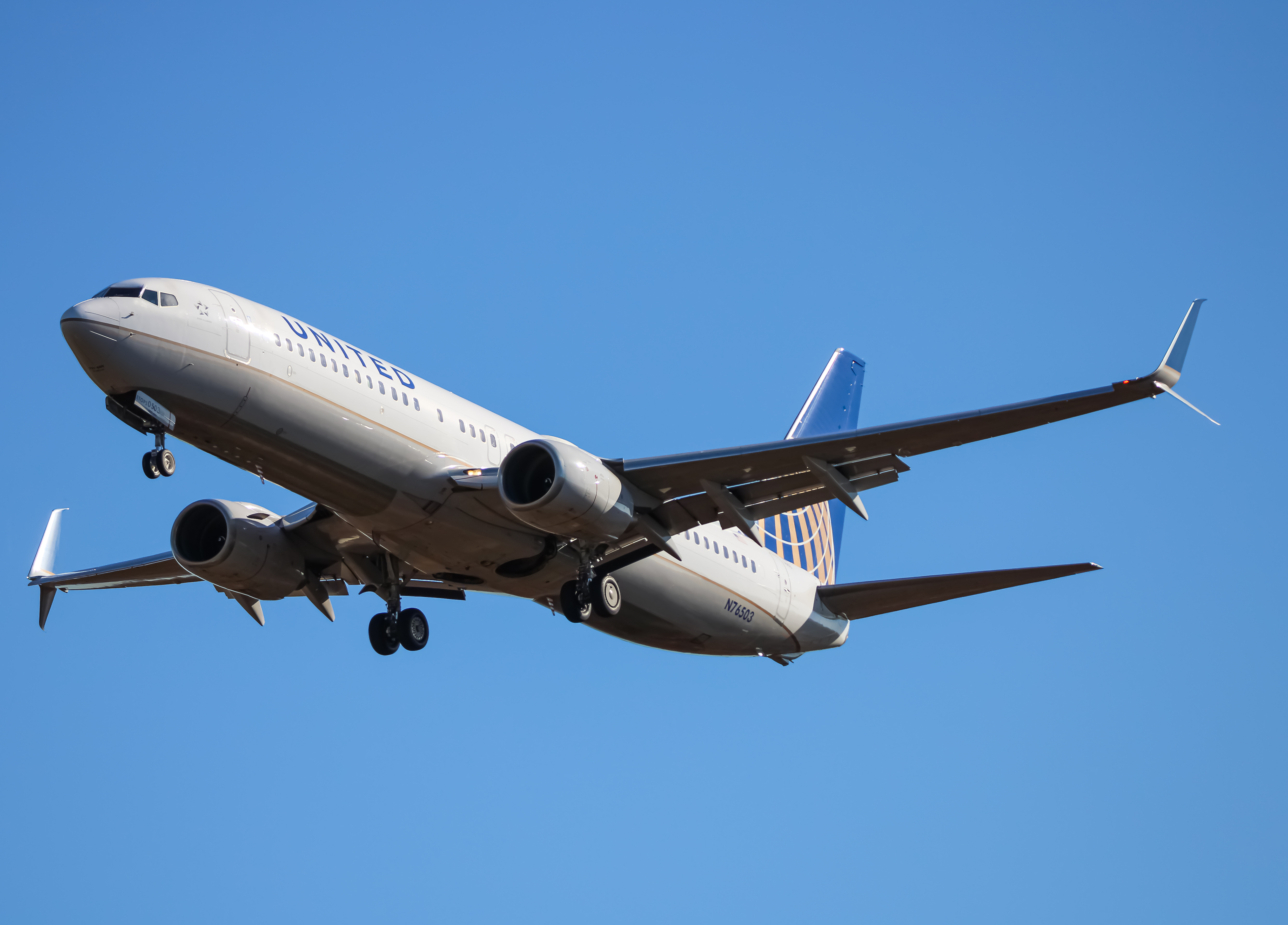 Full size: United Airlines Boeing 737-800 N76503 at Washington Dulles International Airport