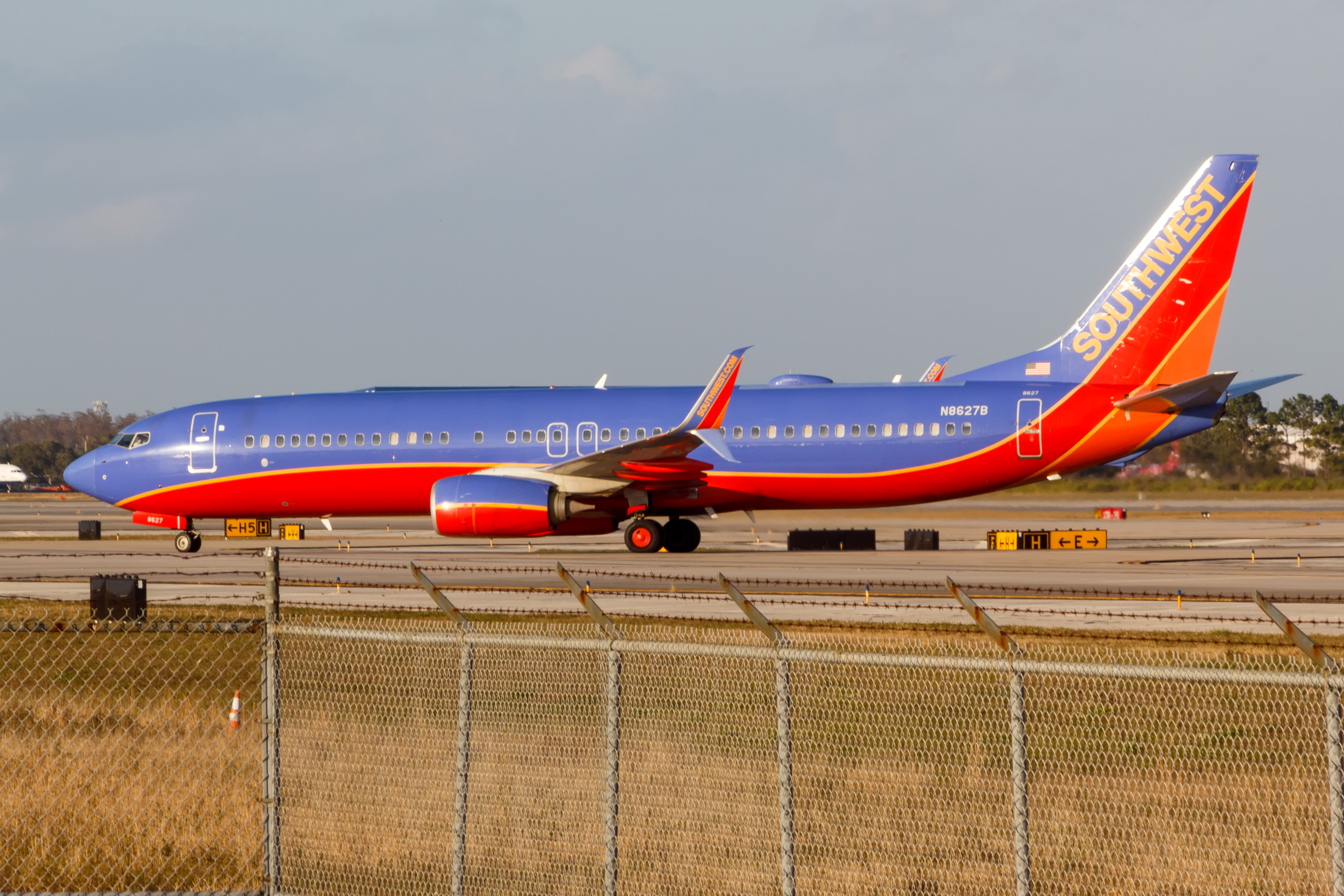 Full size: Southwest Airlines Boeing 737-800 N8627B at Orlando International Airport