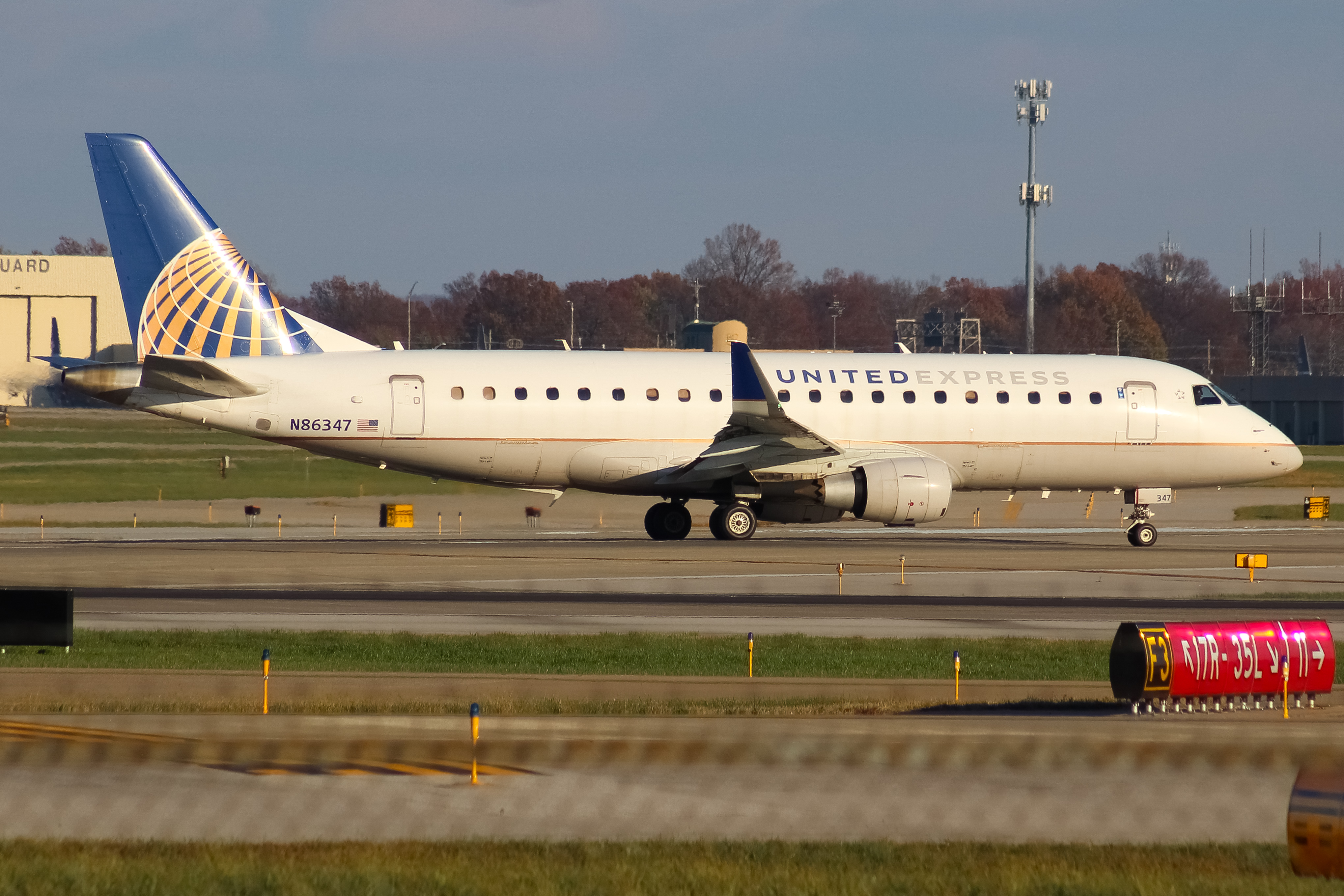 Full size: United Express Embraer E175 N86347 at Louisville Muhammad Ali International Airport