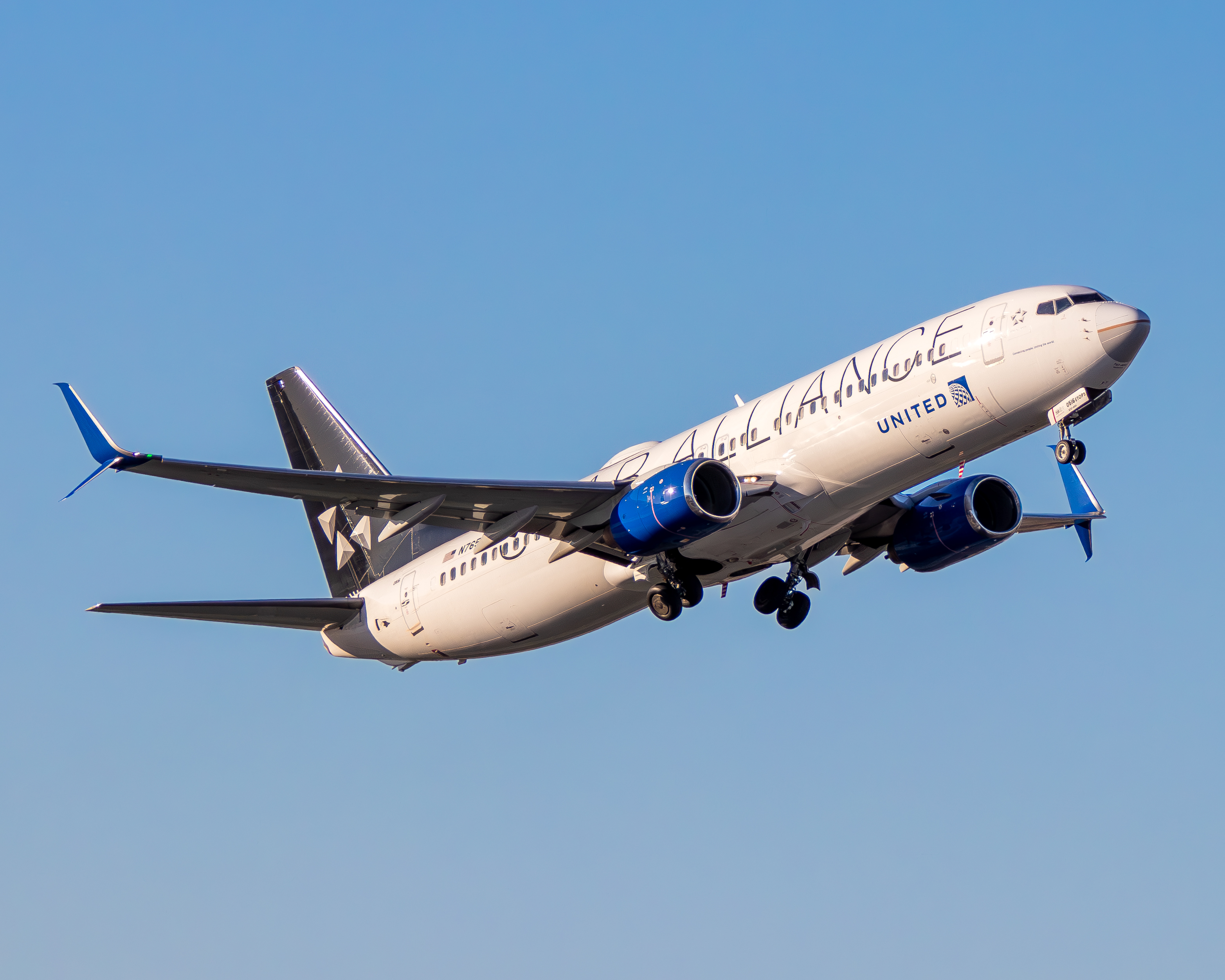 Full size: United Airlines Boeing 737-800 N76516 at San Diego International Airport
