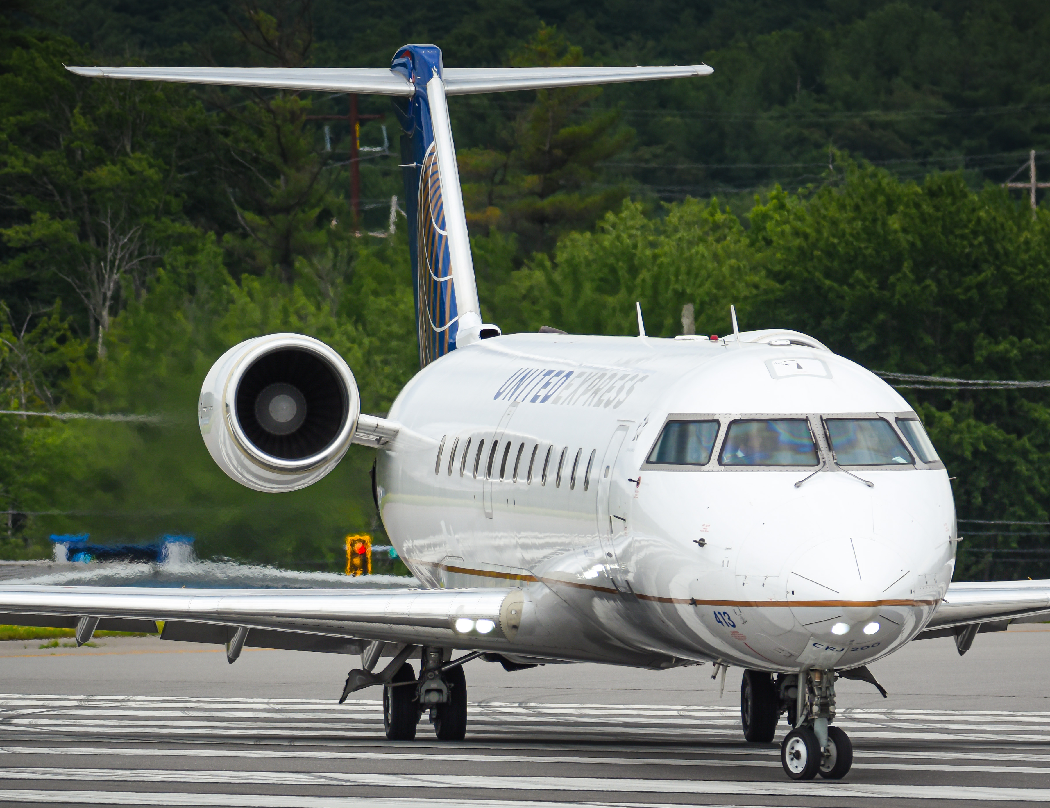 Full size: United Express Mitsubishi CRJ-200 N413AW at Manchester Airport