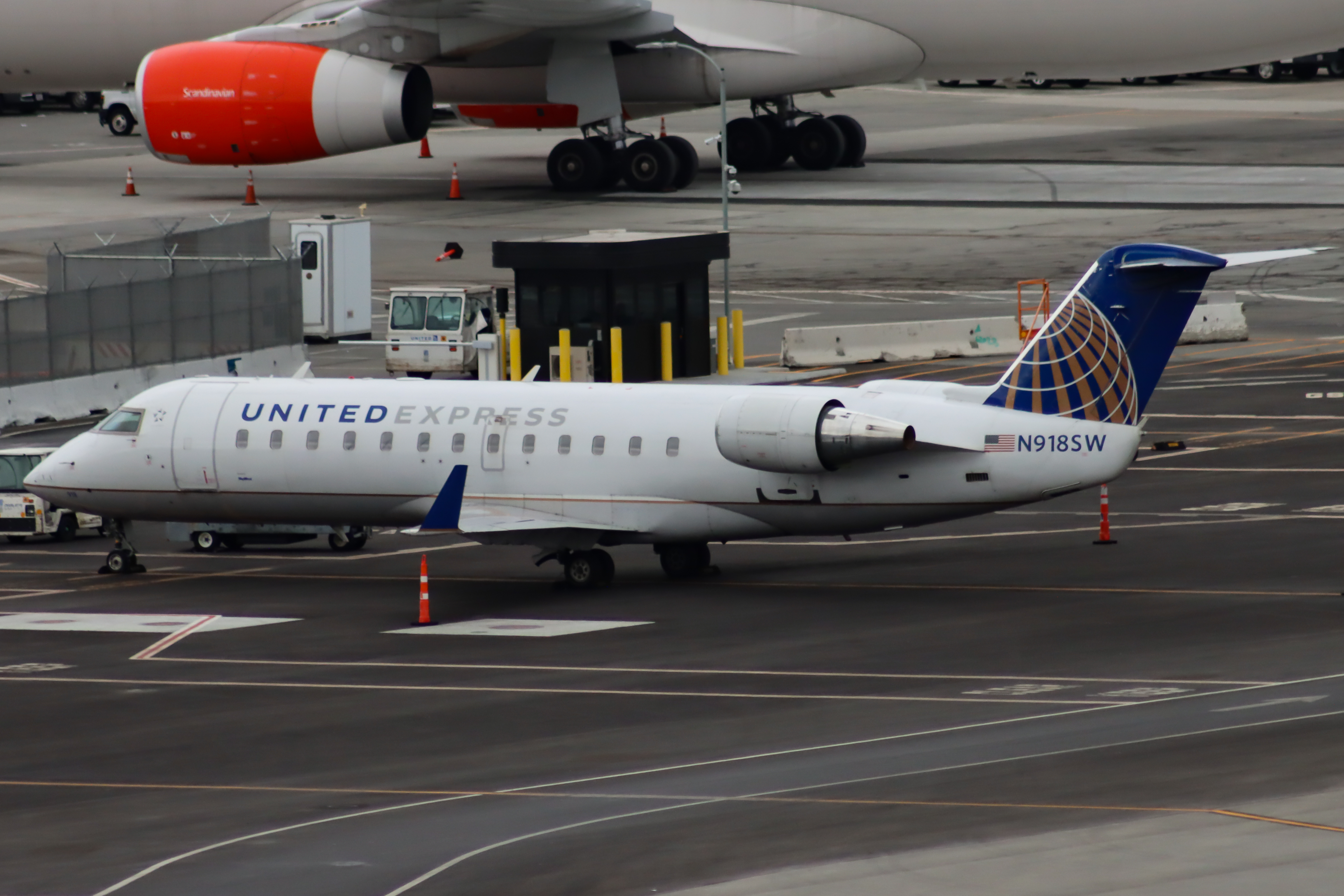 Full size: United Express Mitsubishi CRJ-200 N918SW at San Francisco International Airport