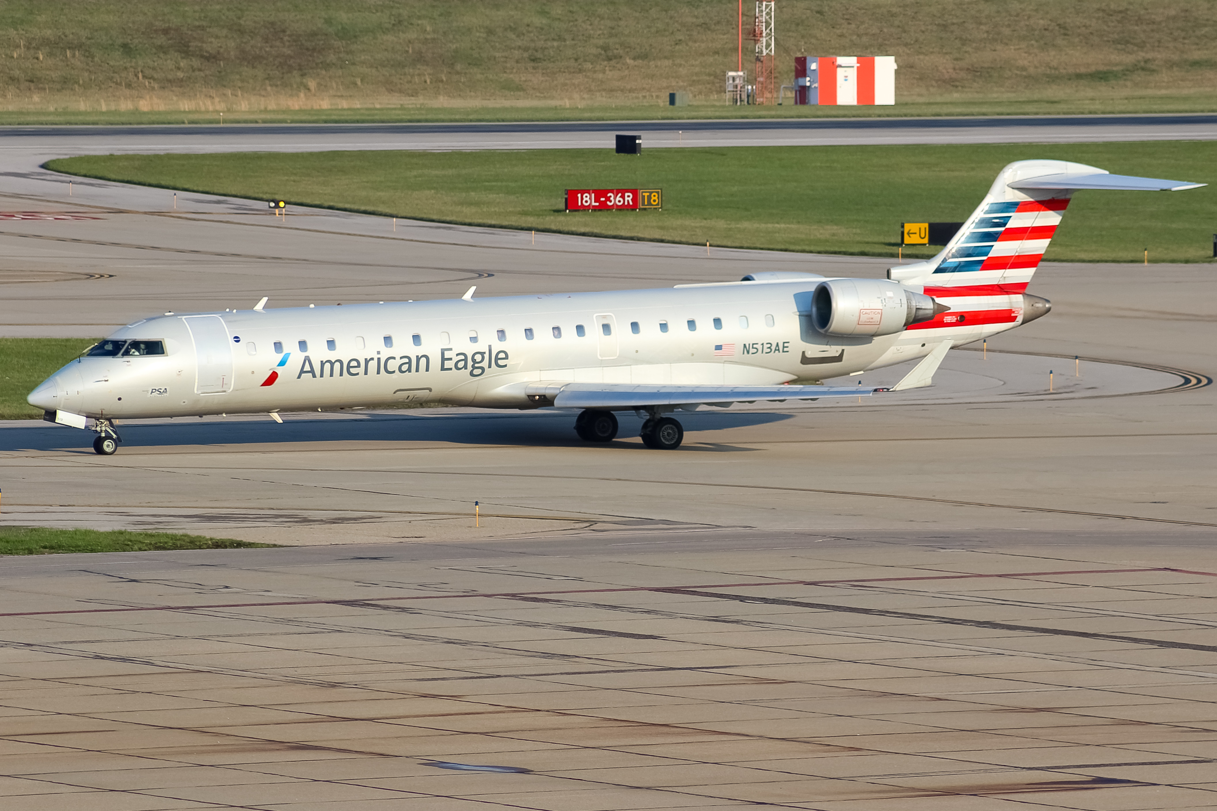 Full size: American Eagle Mitsubishi CRJ-700 N513AE at Cincinnati/Northern Kentucky International Airport