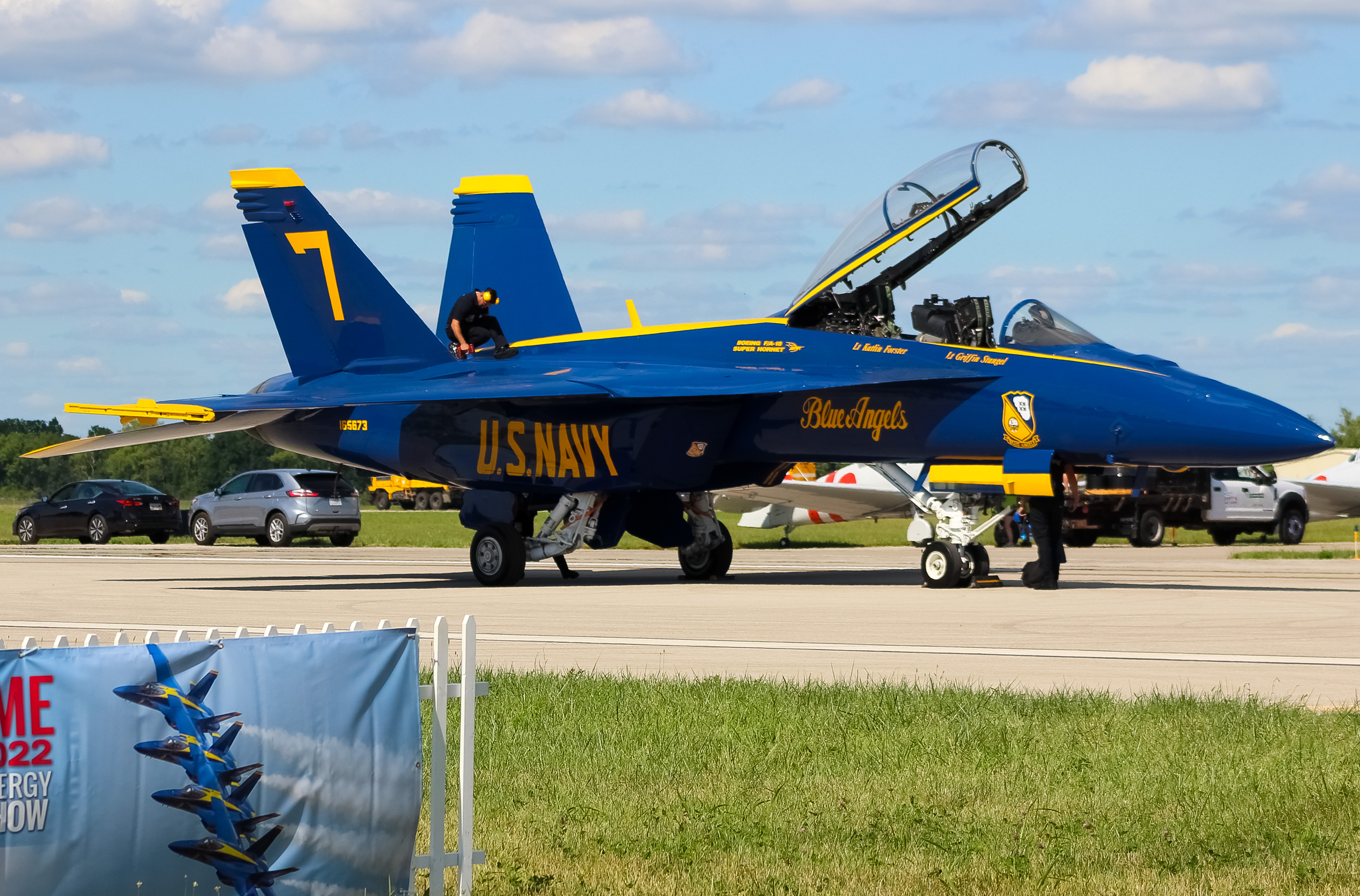 Full size: USN - United States Navy Boeing F/A-18E/F Super Hornet 165673 at James M Cox Dayton International Airport