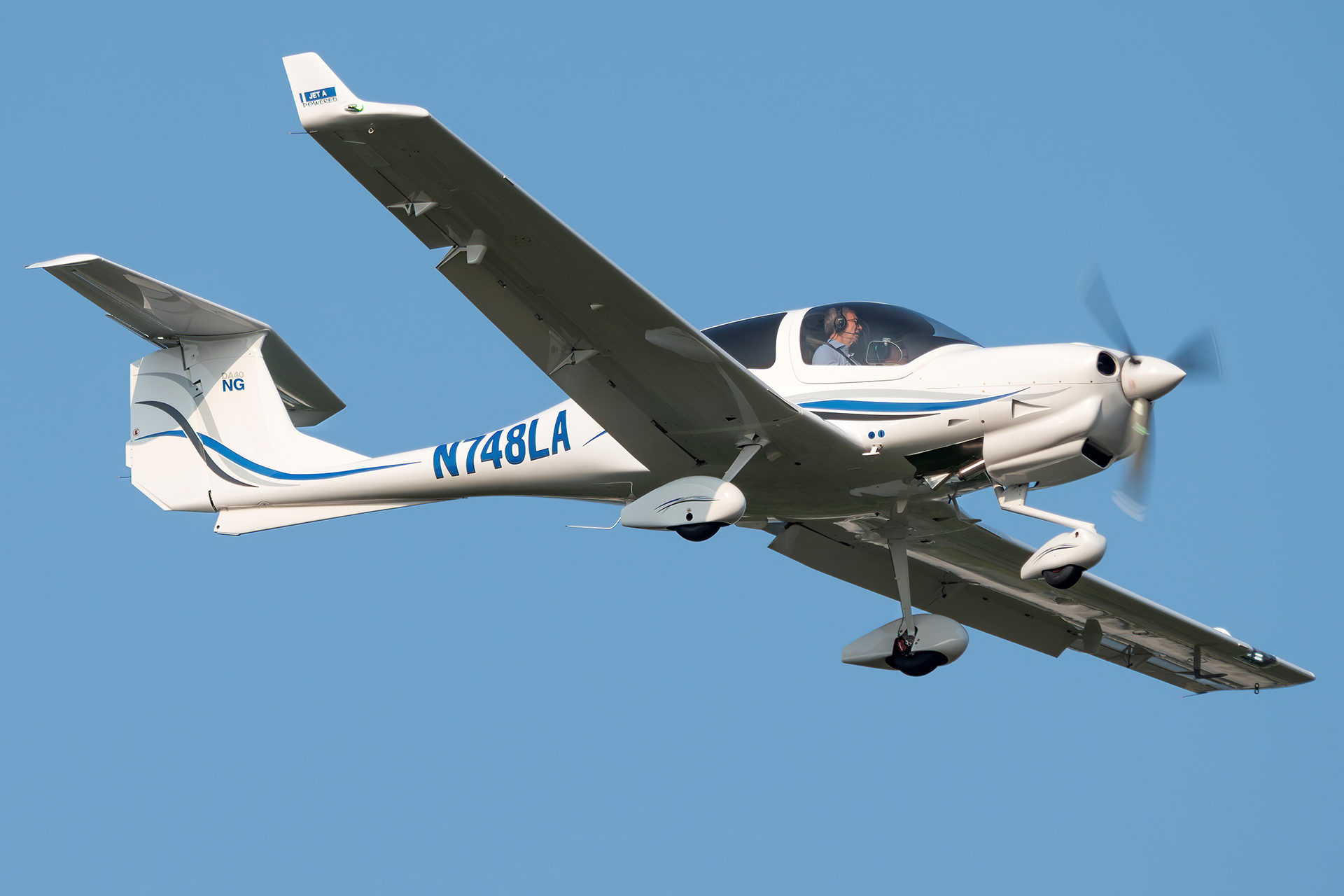 Full size: PRIVATE Diamond DA-40 N748LA at Washington Dulles International Airport