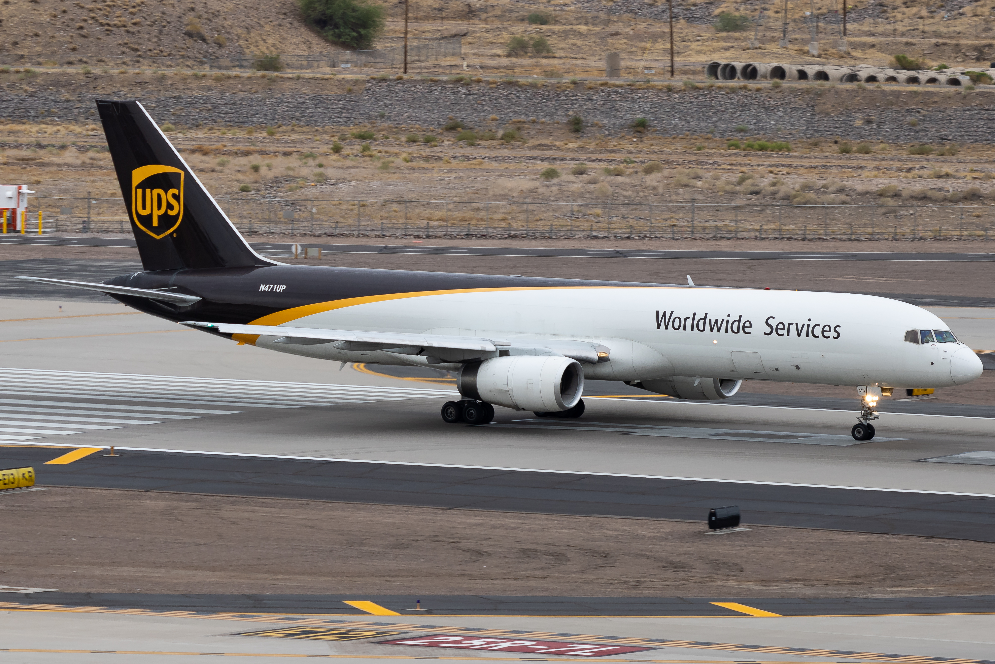 Full size: United Parcel Service Boeing 757-200F N471UP at Phoenix Sky Harbor International Airport