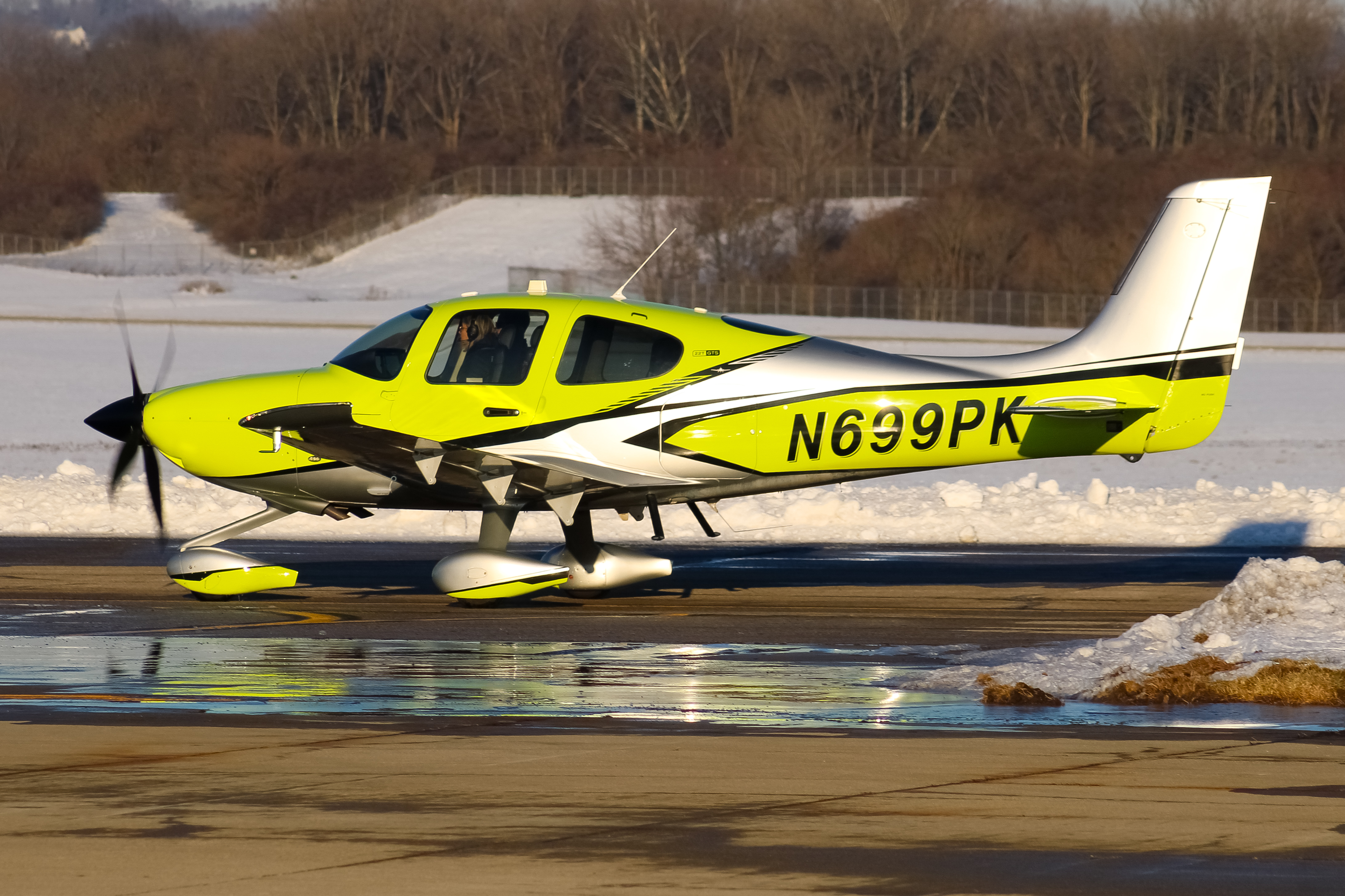 Full size: PRIVATE  Cirrus SR-22 N699PK at Cincinnati Municipal Airport/Lunken Field