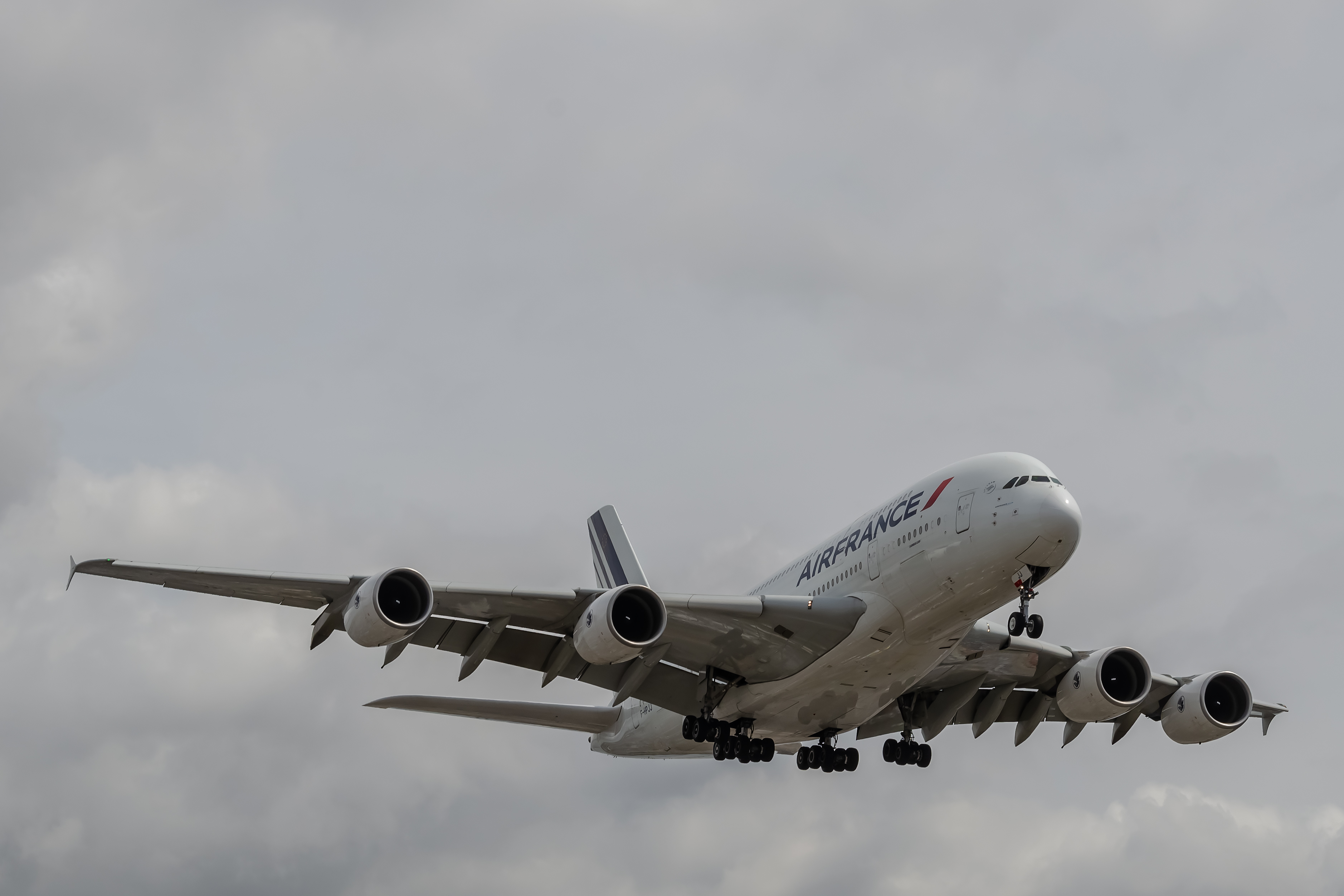 Full size: Air France Airbus A380-800 F-HPJJ at Los Angeles International Airport