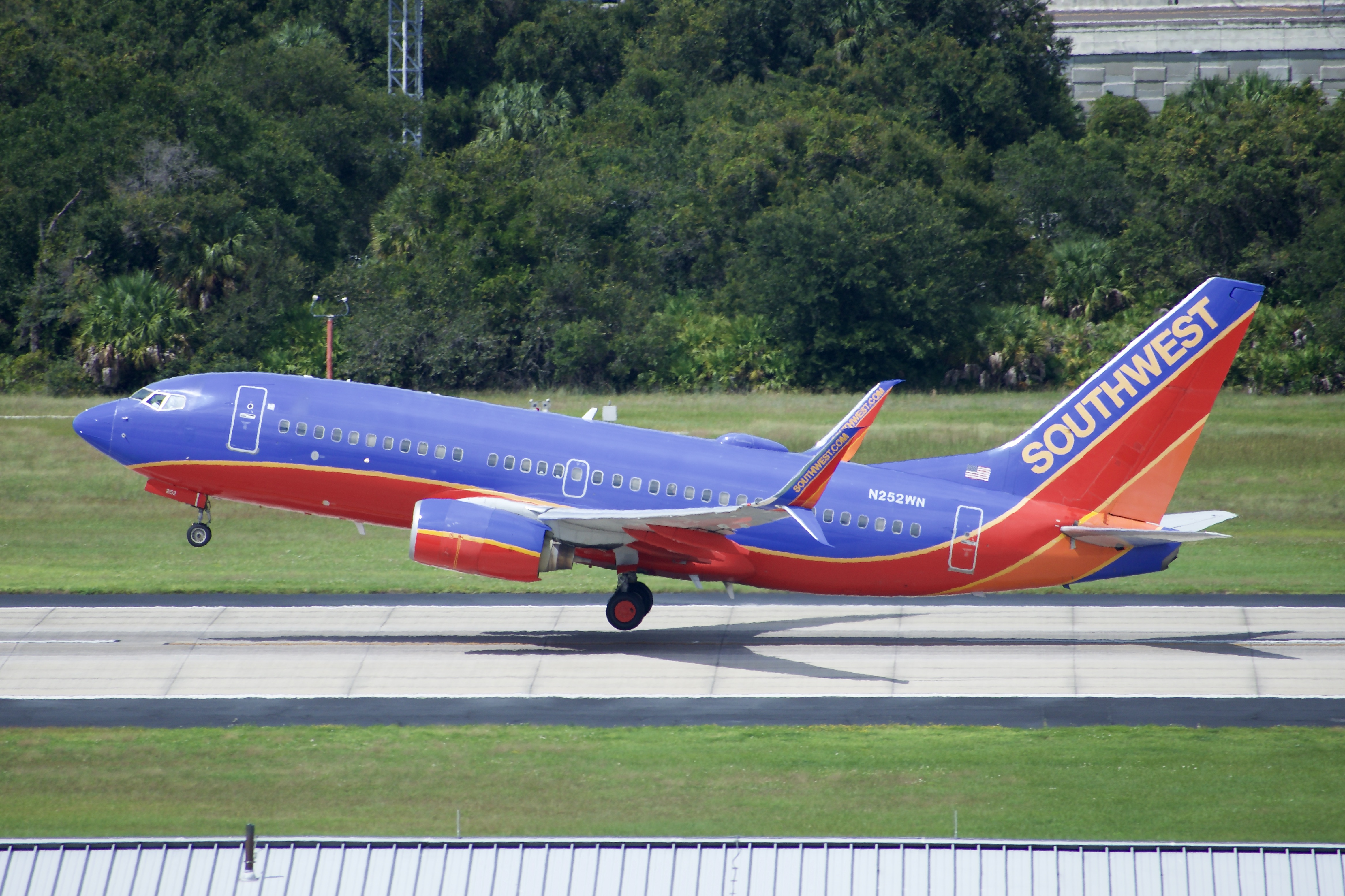 Full size: Southwest Airlines Boeing 737-700 N252WN at Tampa International Airport