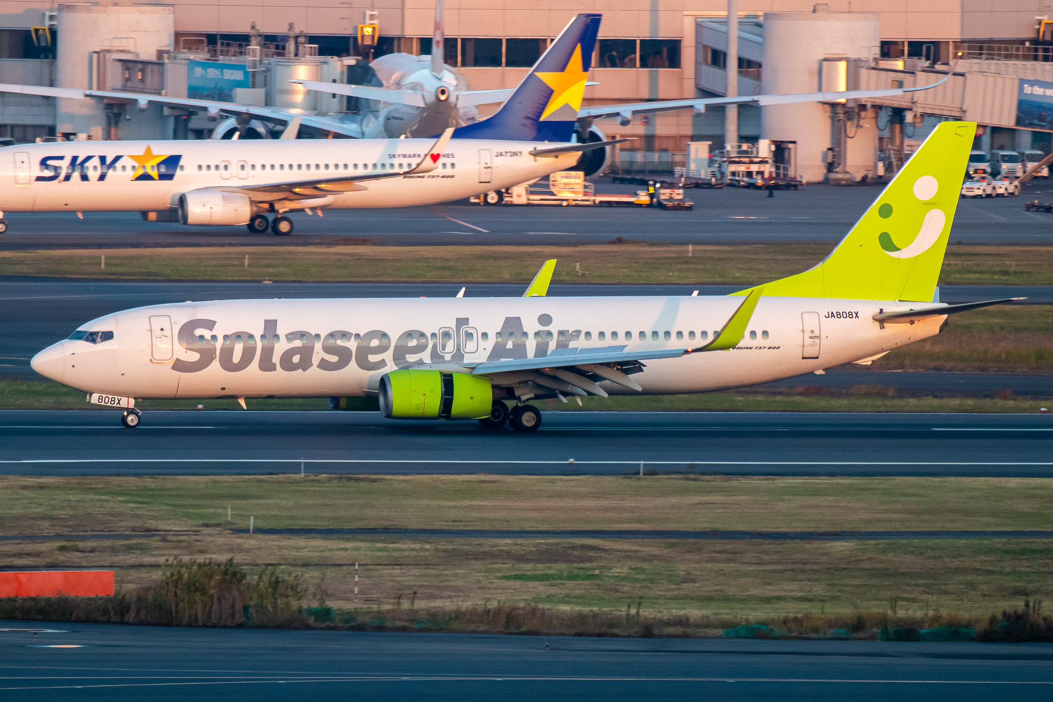 Full size: Solaseed Air Boeing 737-800 JA808X at Tokyo-Haneda Airport