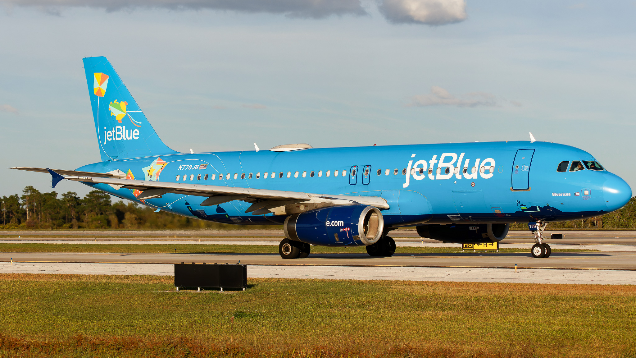 Full size: JetBlue Airways Airbus A320 N779JB at Orlando International Airport