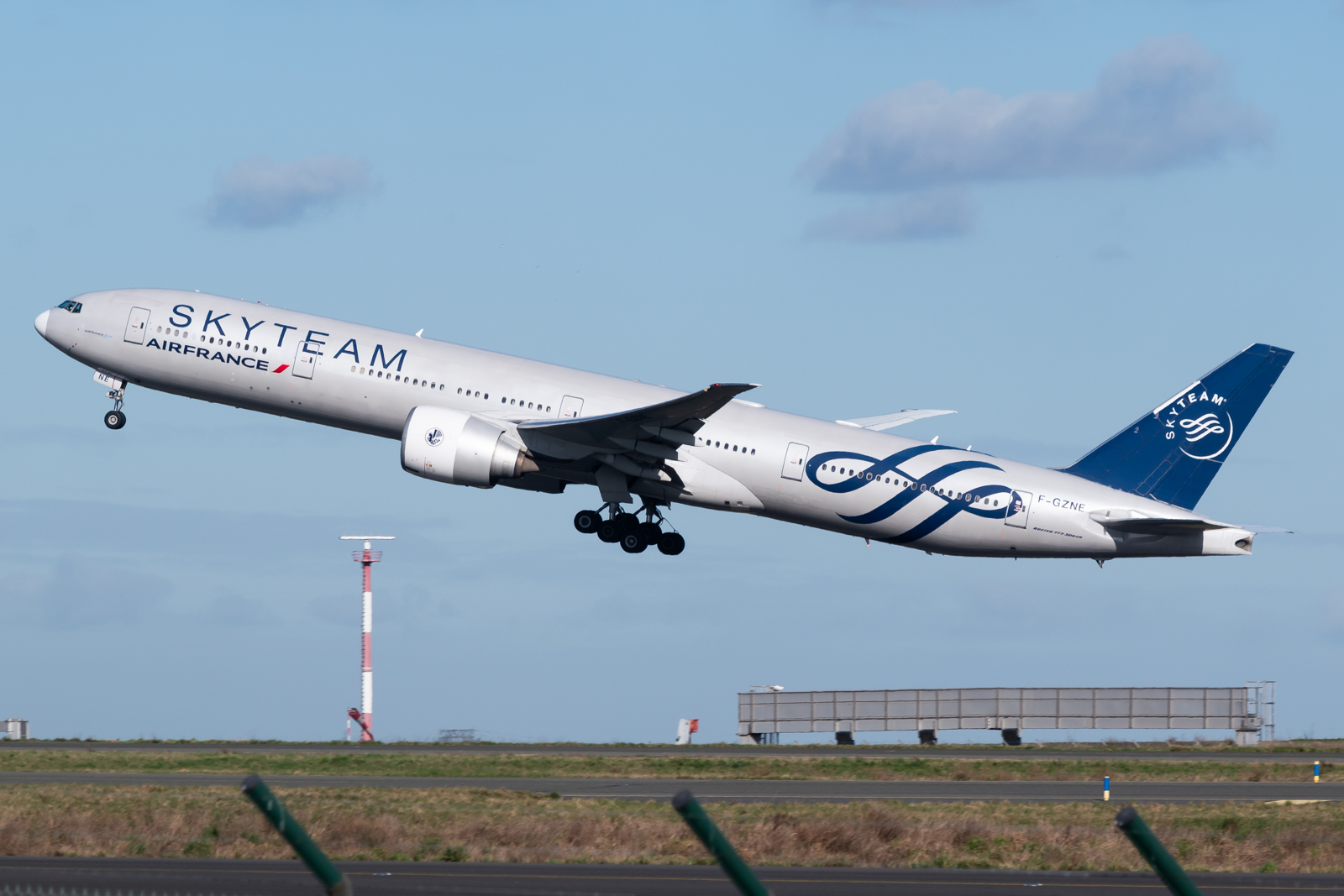 Full size: Air France Boeing 777-300ER F-GZNE at Paris Charles de Gaulle Airport