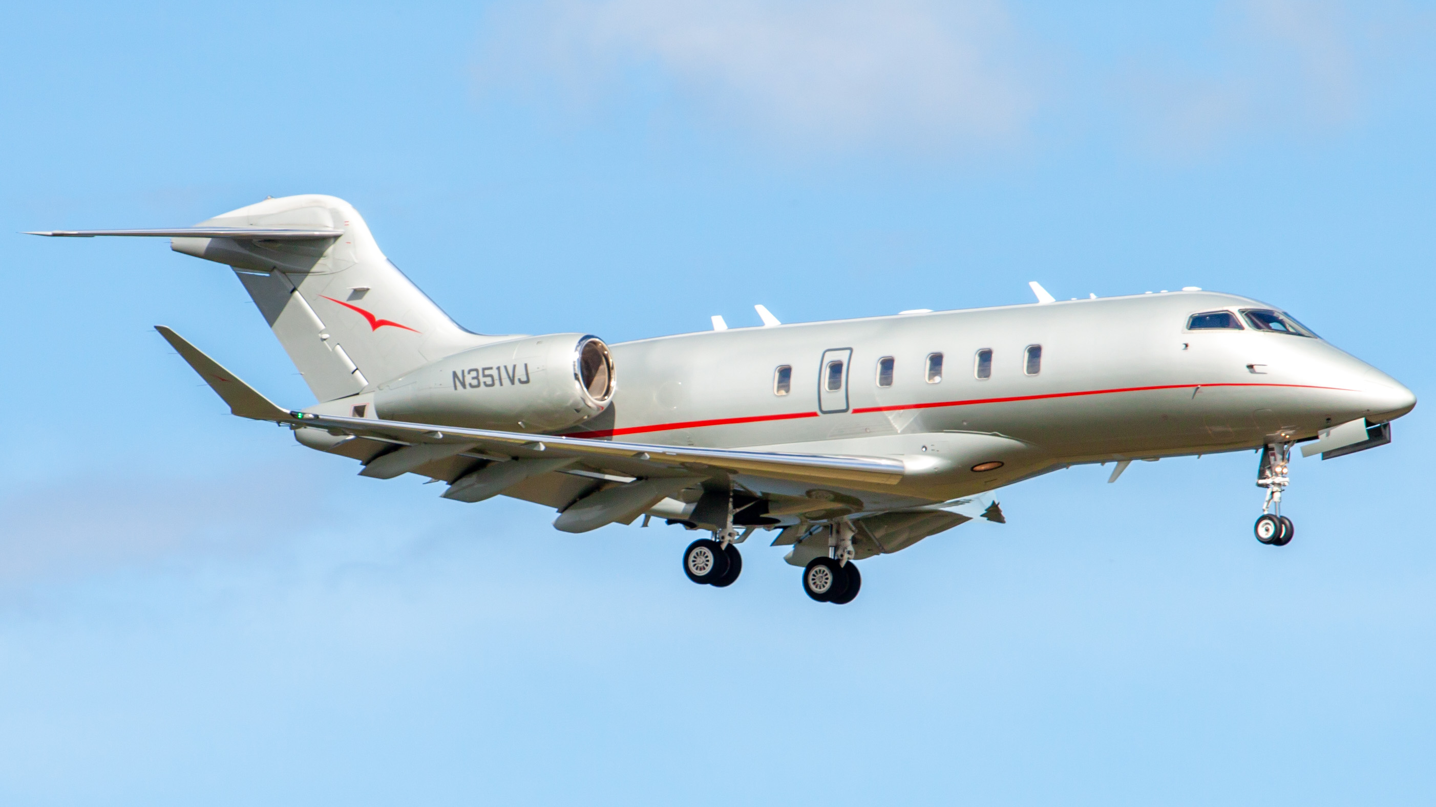 Full size: VistaJet Bombardier Challenger 350  N351VJ at Orlando International Airport