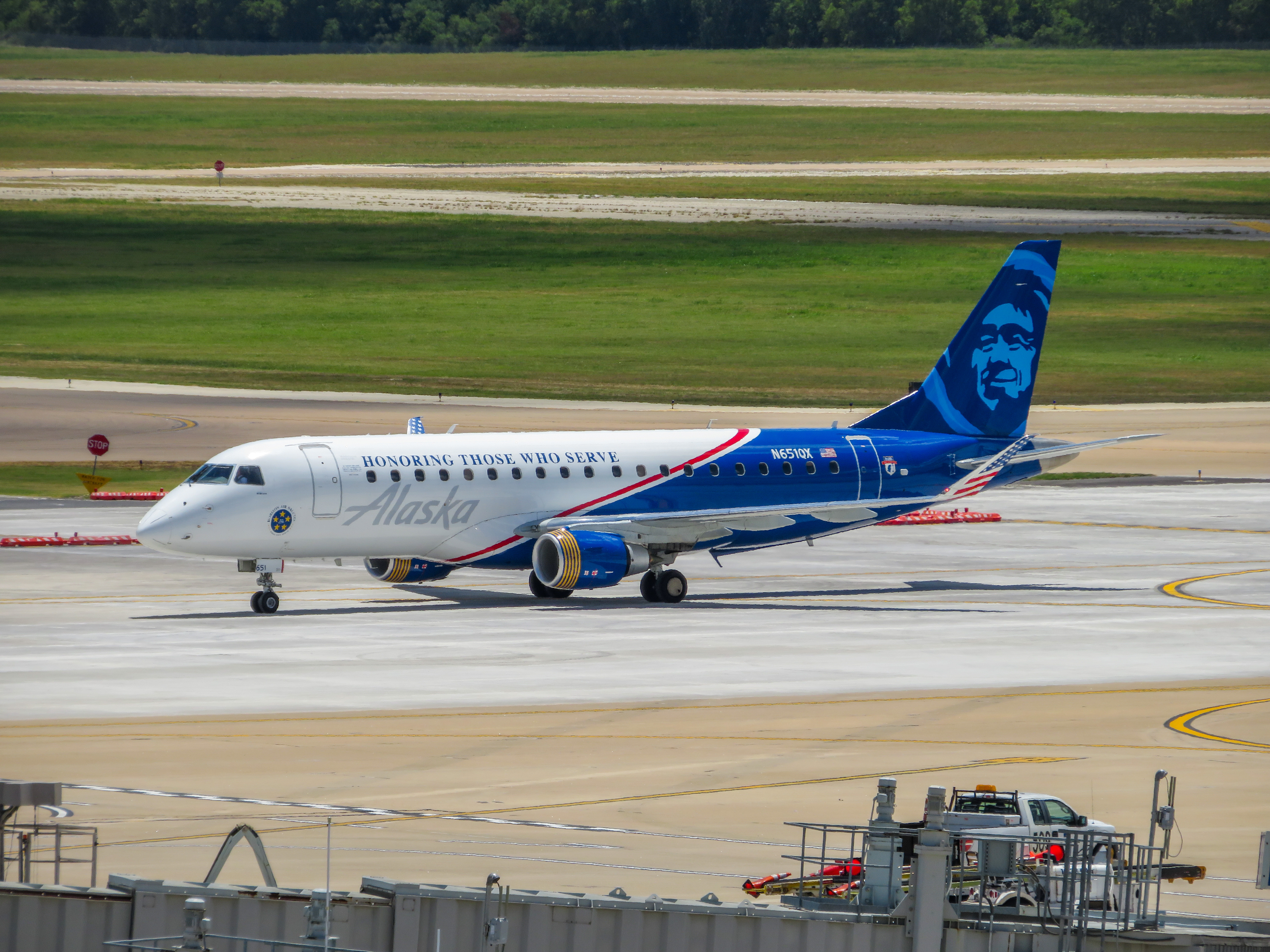 Full size: Horizon Air Embraer E175 N651QX at Austin-Bergstrom International Airport