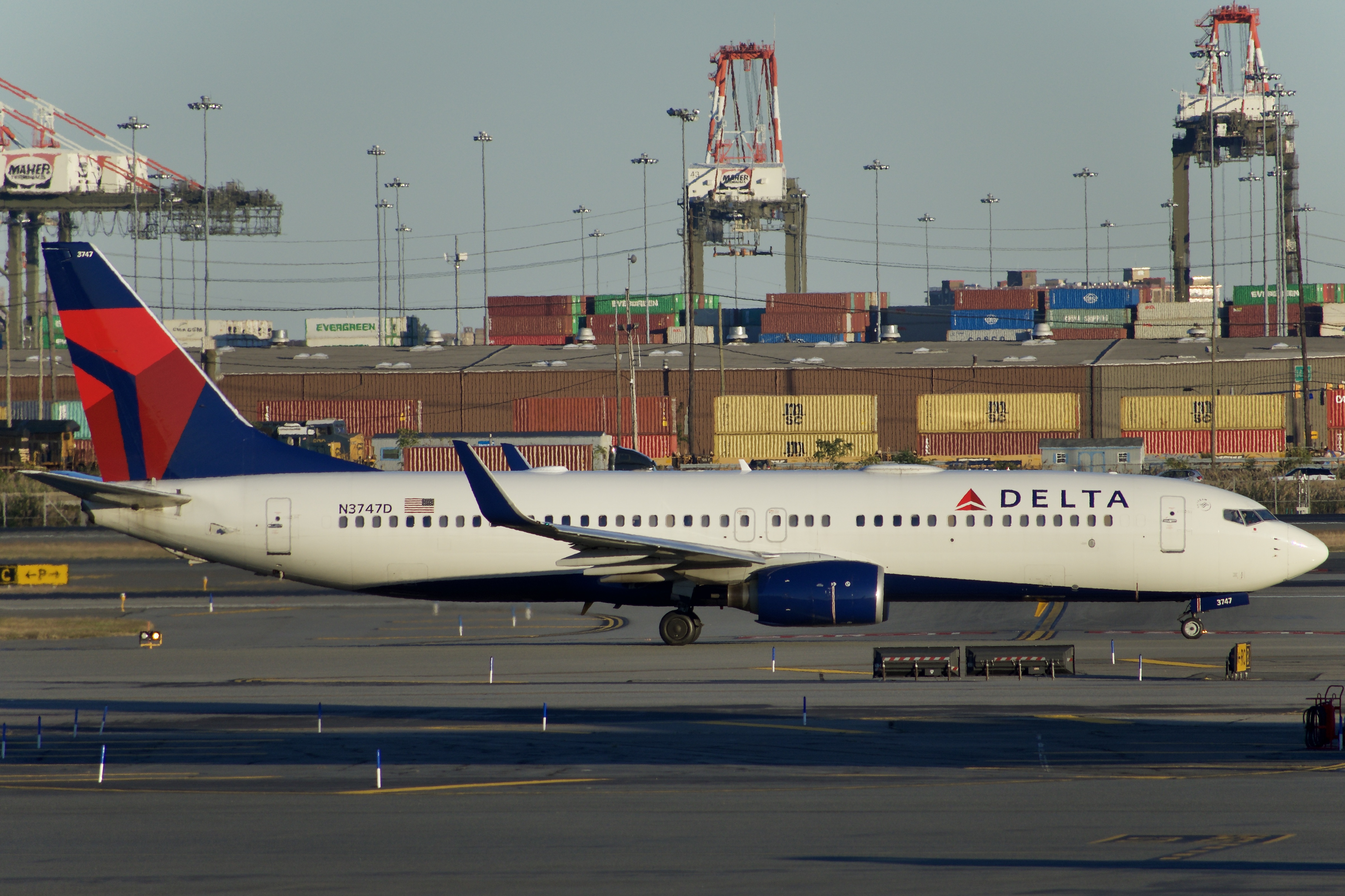Full size: Delta Airlines Boeing 737-800 N3747D at Newark Liberty International Airport