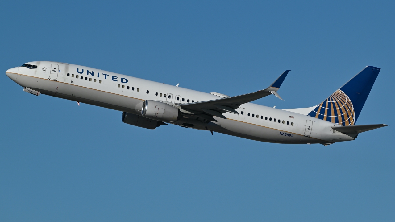 Full size: United Airlines Boeing 737-900ER N62892 at Los Angeles International Airport