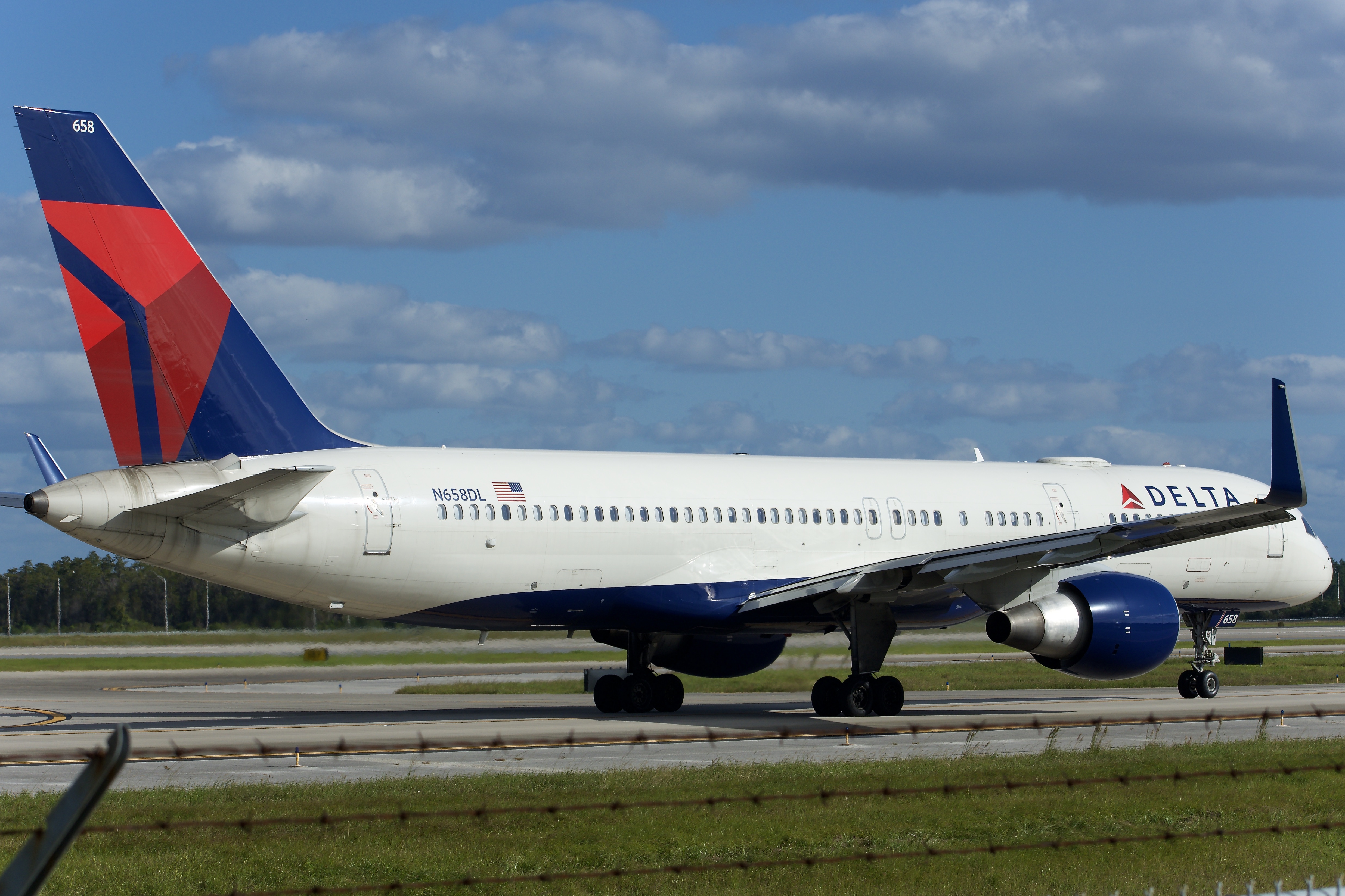 Full size: Delta Airlines Boeing 757-200 N658DL at Orlando International Airport