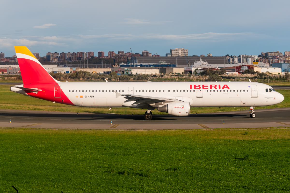 Full size: Iberia Airbus A321-200 EC-JZM at Santander Airport