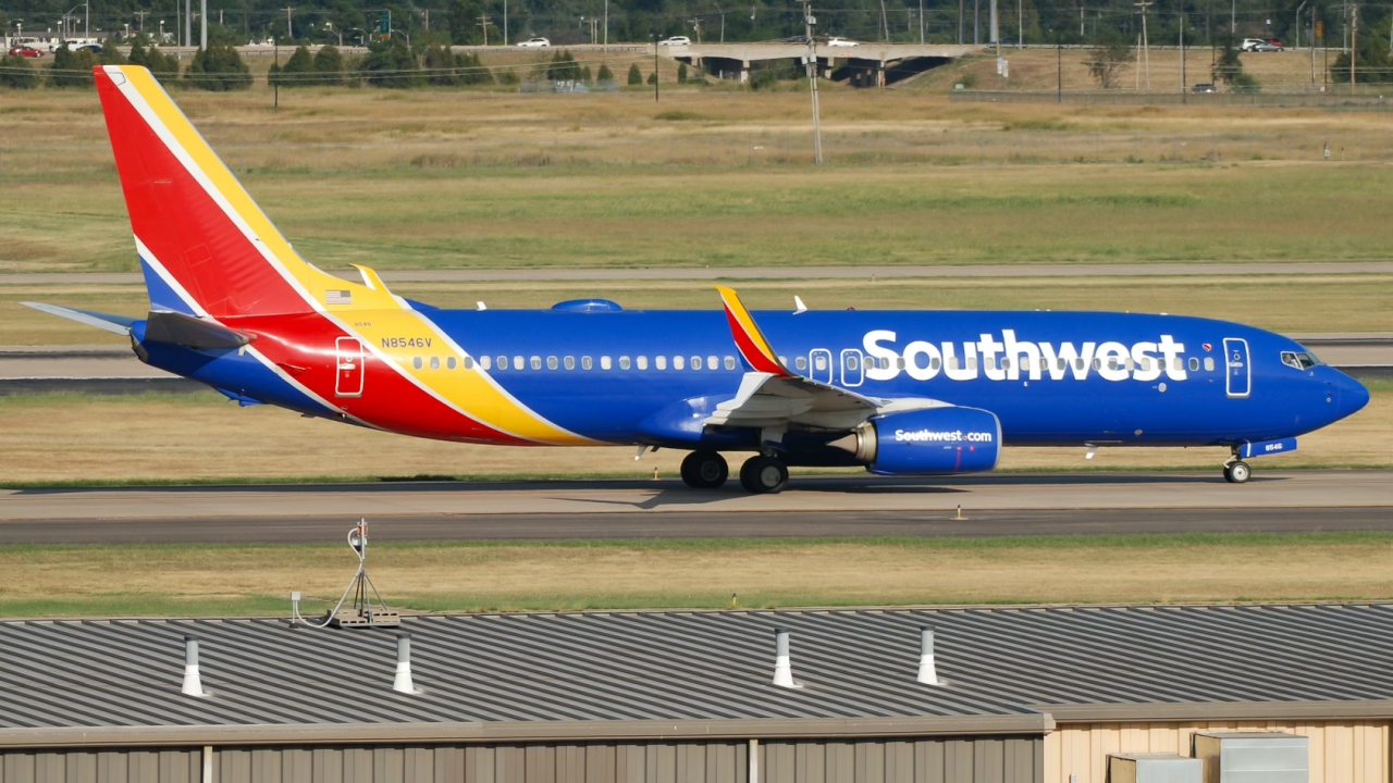 Full size: Southwest Airlines Boeing 737-800 N8546V at Will Rogers World Airport