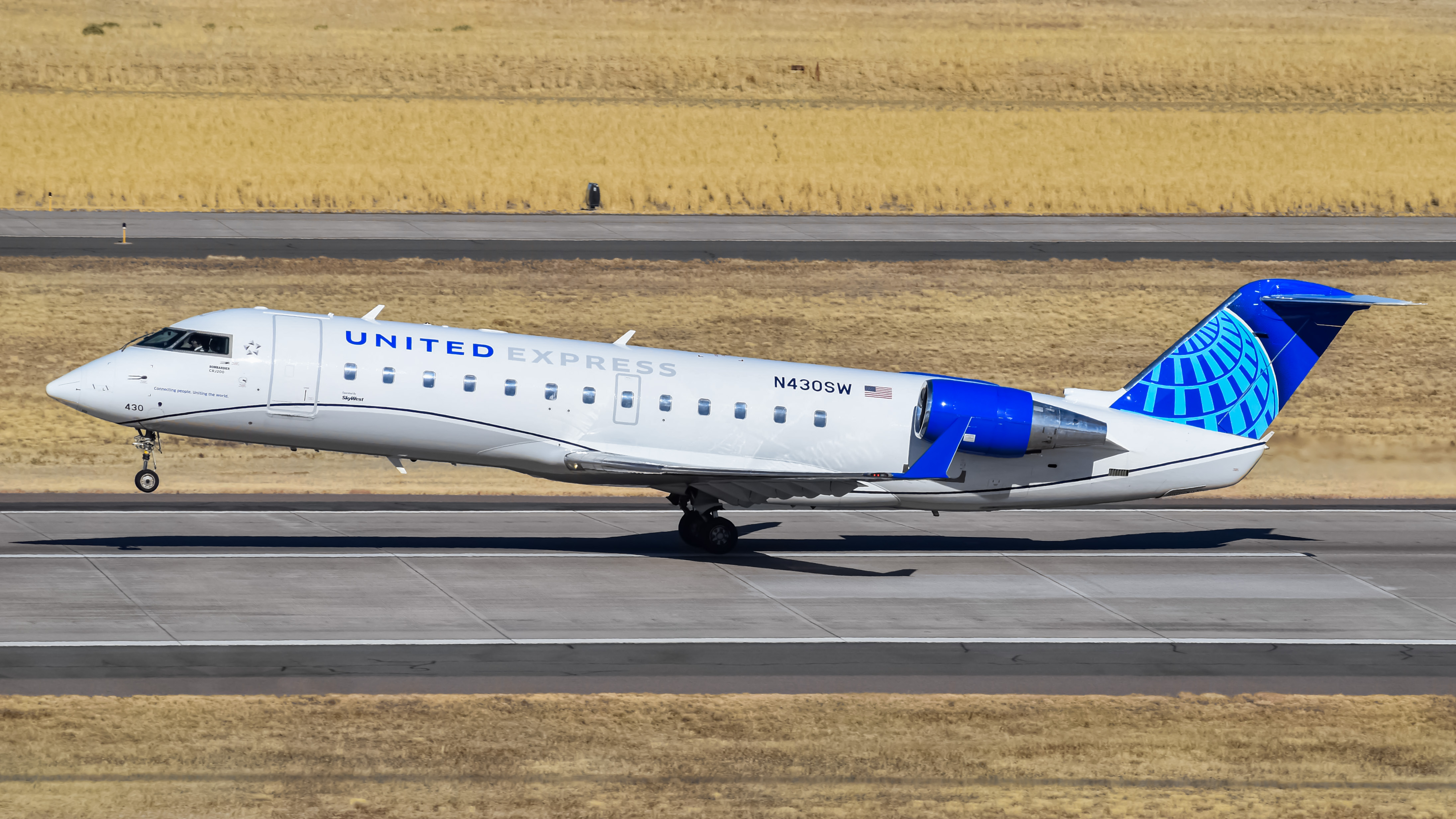 Full size: United Express Mitsubishi CRJ-200 N430SW at Denver International Airport
