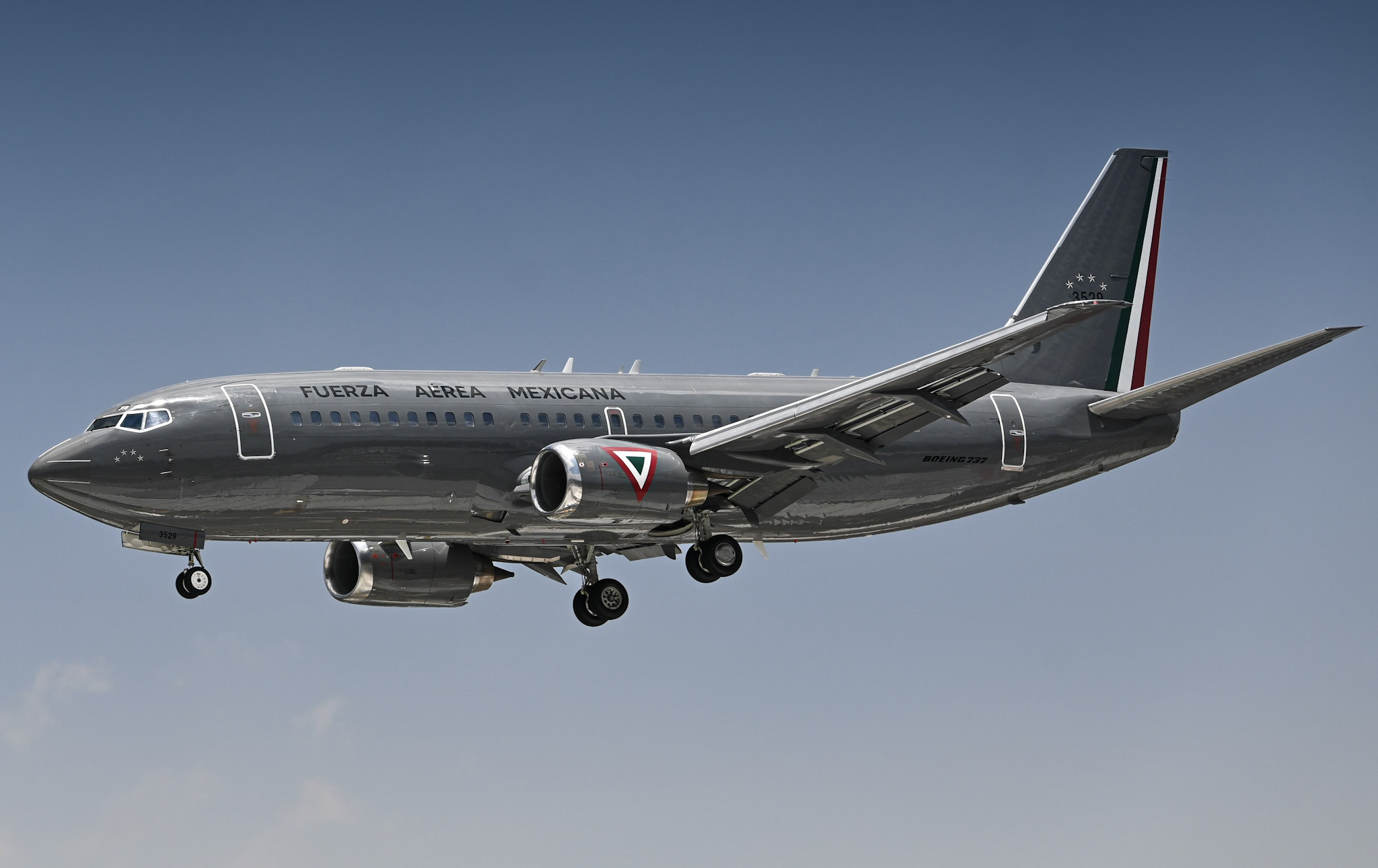 Full size: Mexican Air Force  Boeing 737-300 3529 at Mexico City International Airport