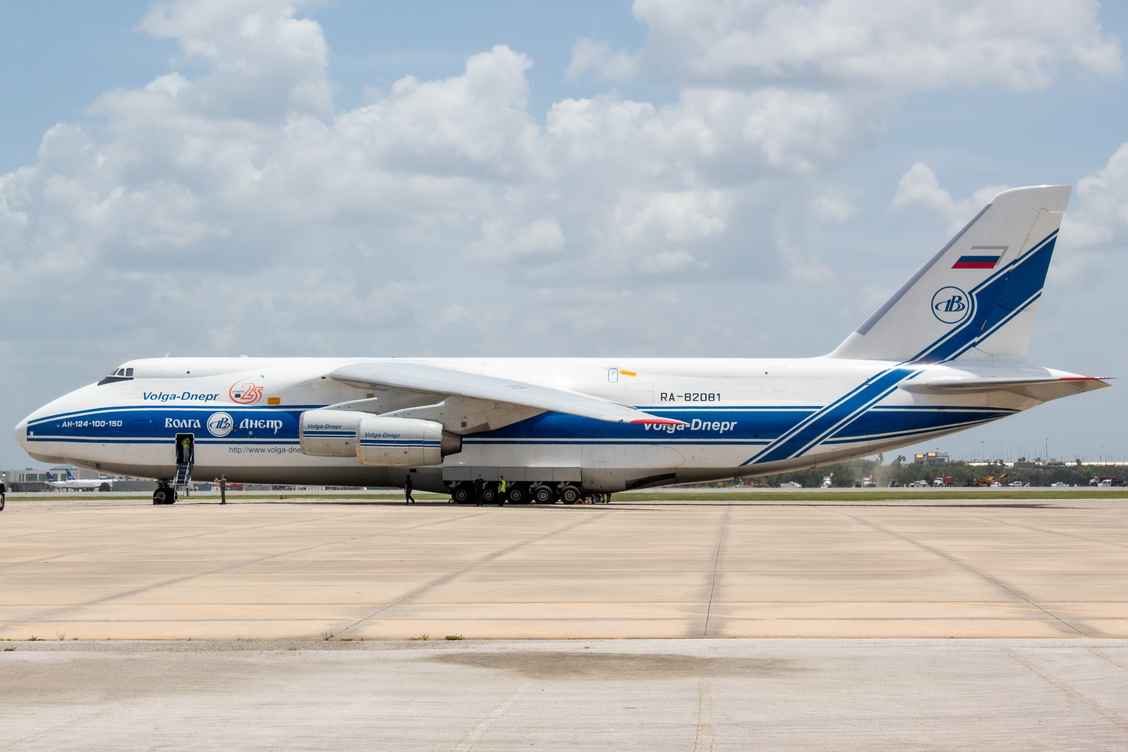 Full size: Volga-Dnepr Airlines Antonov An-124 RA-82081 at Orlando International Airport