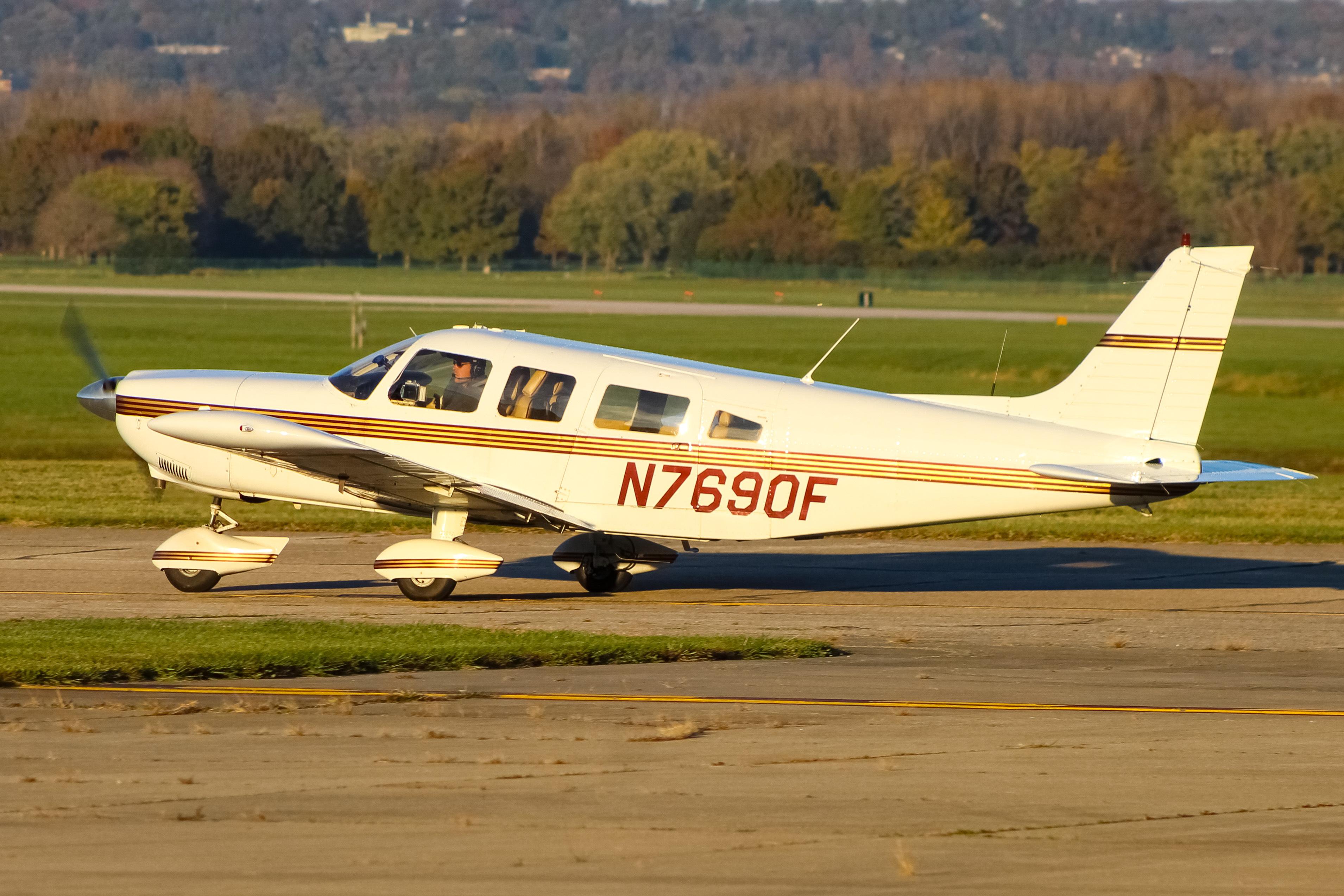 Full size: PRIVATE  Piper 32 Cherokee  N7690F at Cincinnati Municipal Airport/Lunken Field