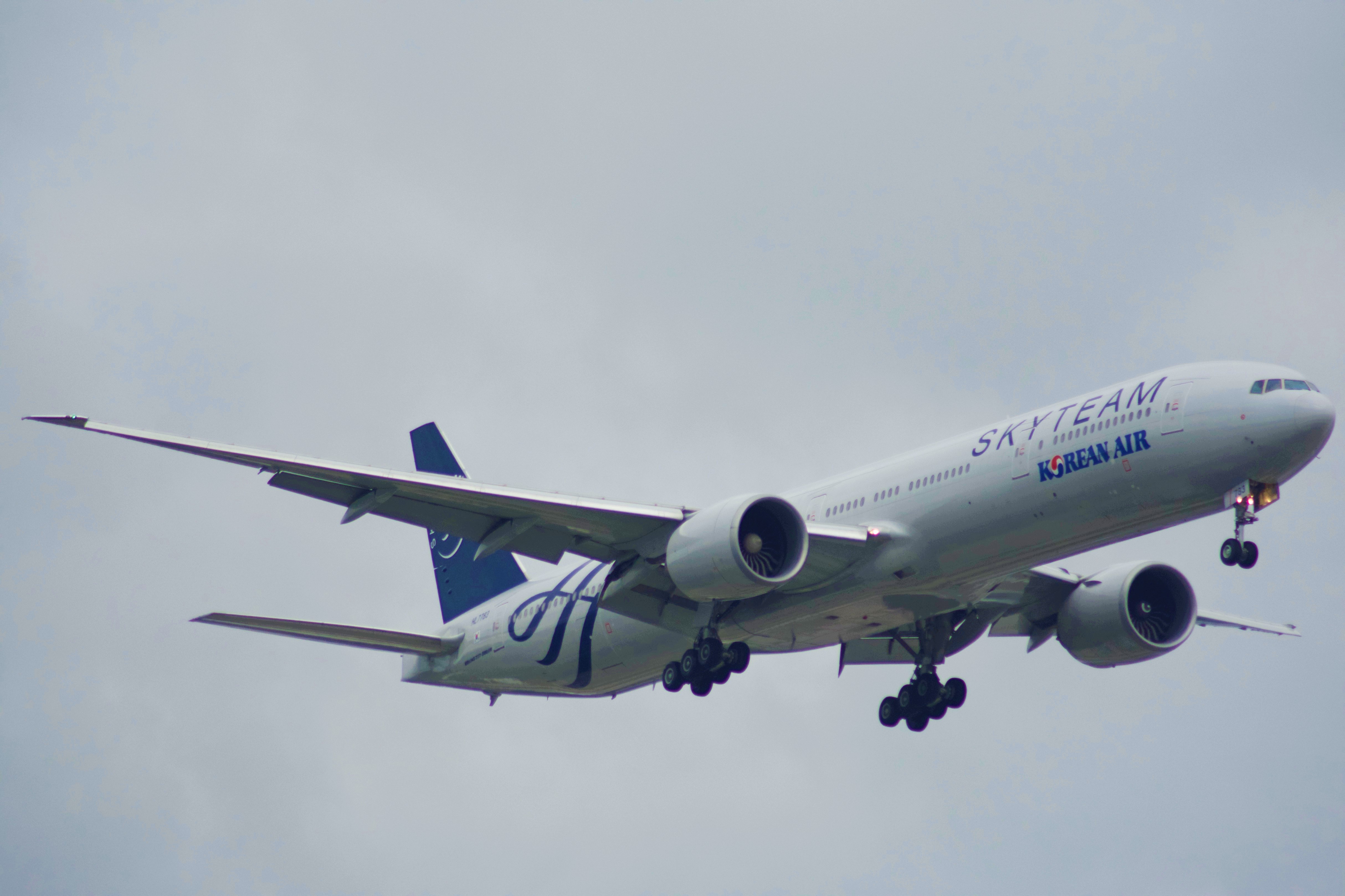 Full size: Korean Air Boeing 777-300ER HL7783 at Chicago O'Hare International Airport