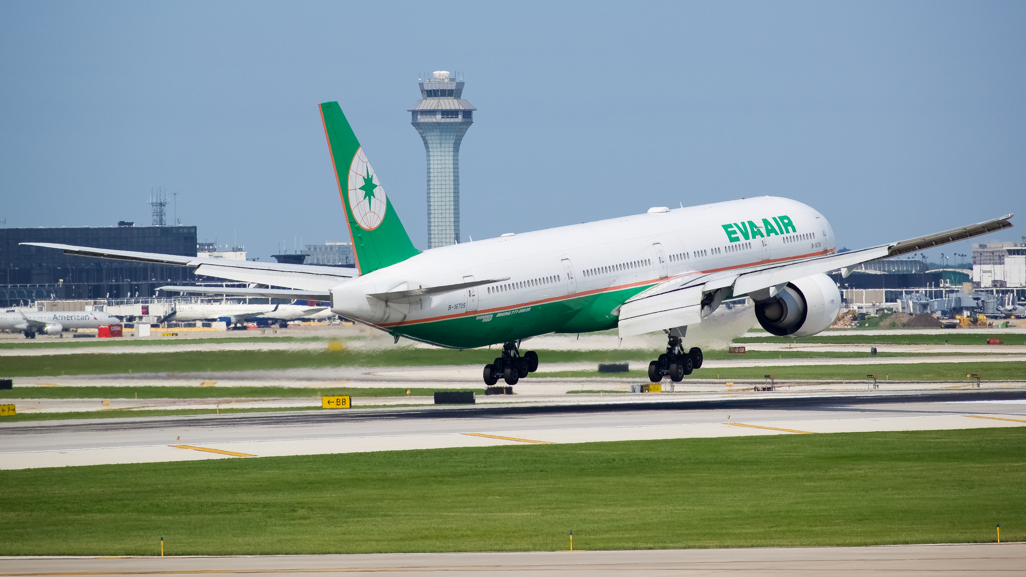 Full size: EVA Air Boeing 777-300ER B-16709 at Chicago O'Hare International Airport