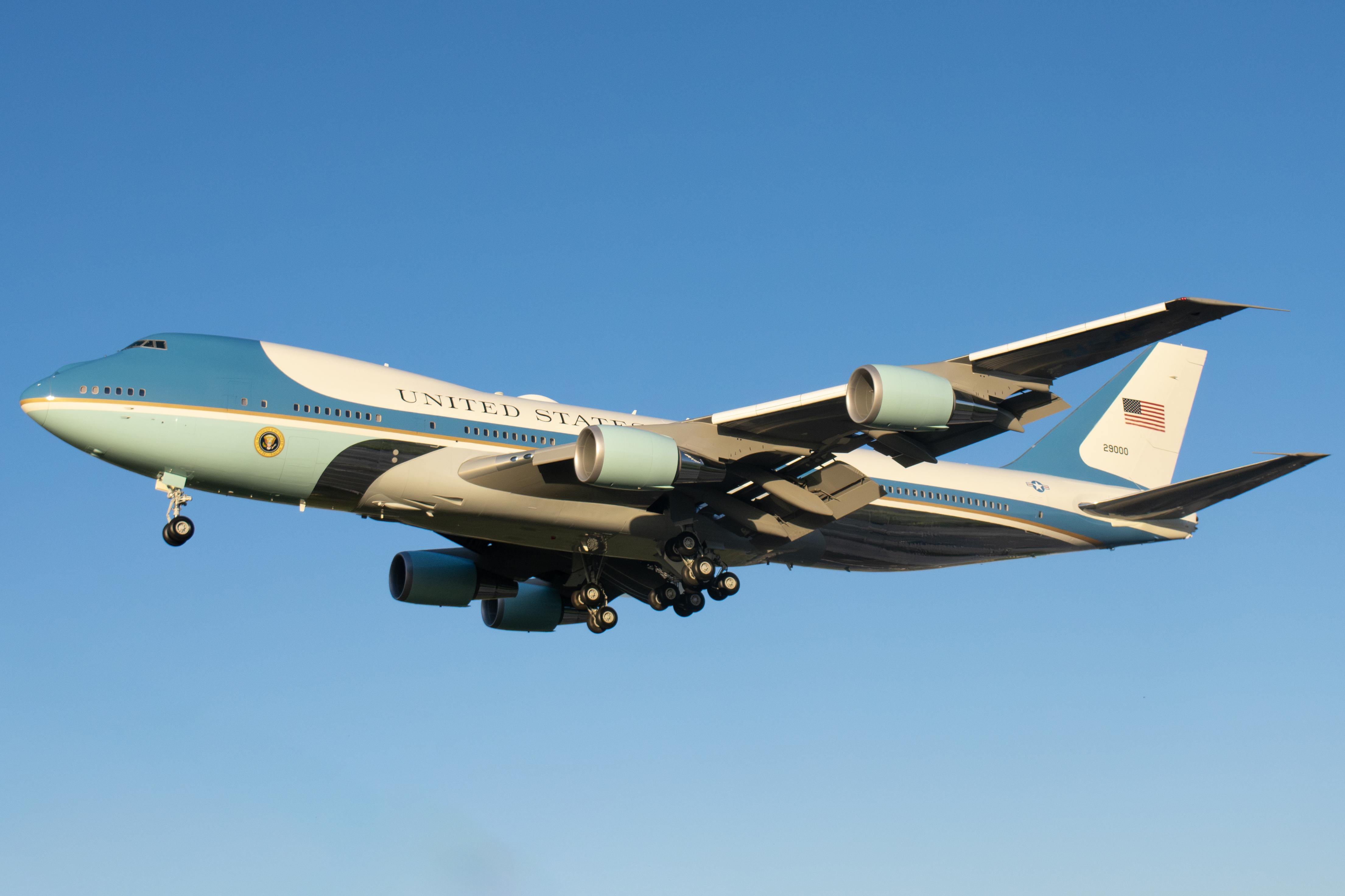 Full size: USAF - United States Air Force Boeing VC-25A 92-9000 at Moffett Federal Airfield