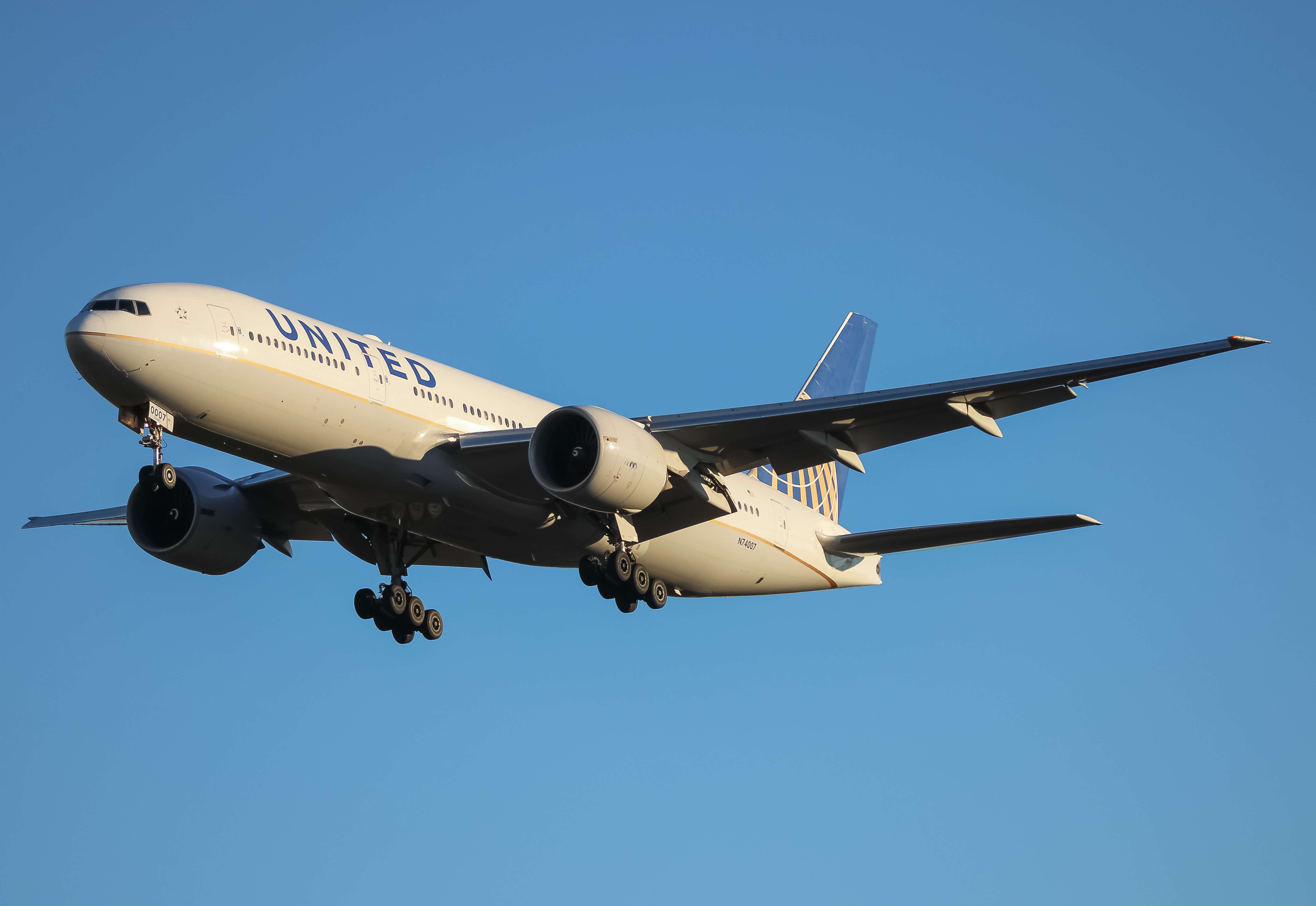 Full size: United Airlines Boeing 777-200ER N74007 at Washington Dulles International Airport