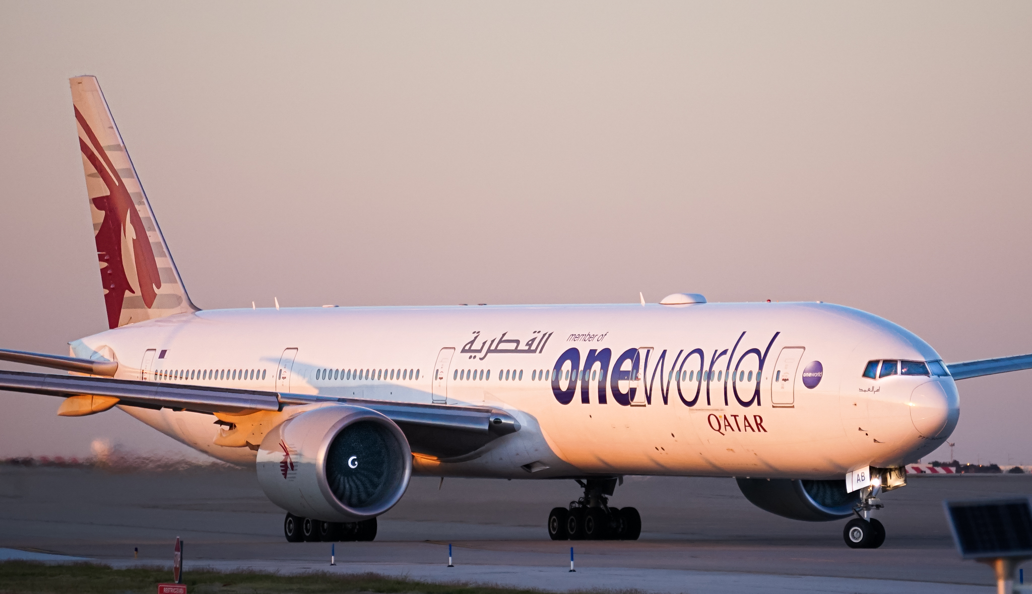 Full size: Qatar Airways Boeing 777-300ER A7-BAB at Dallas-Fort Worth International Airport