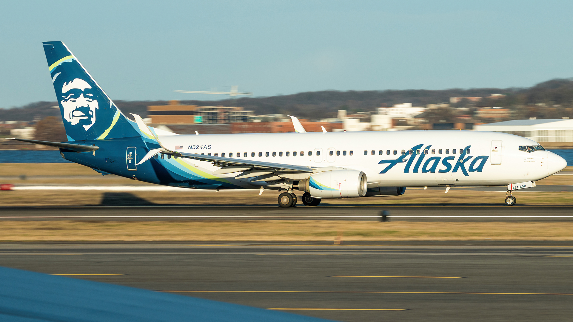 Full size: Alaska Airlines Boeing 737-800 N524AS at Ronald Reagan National Airport