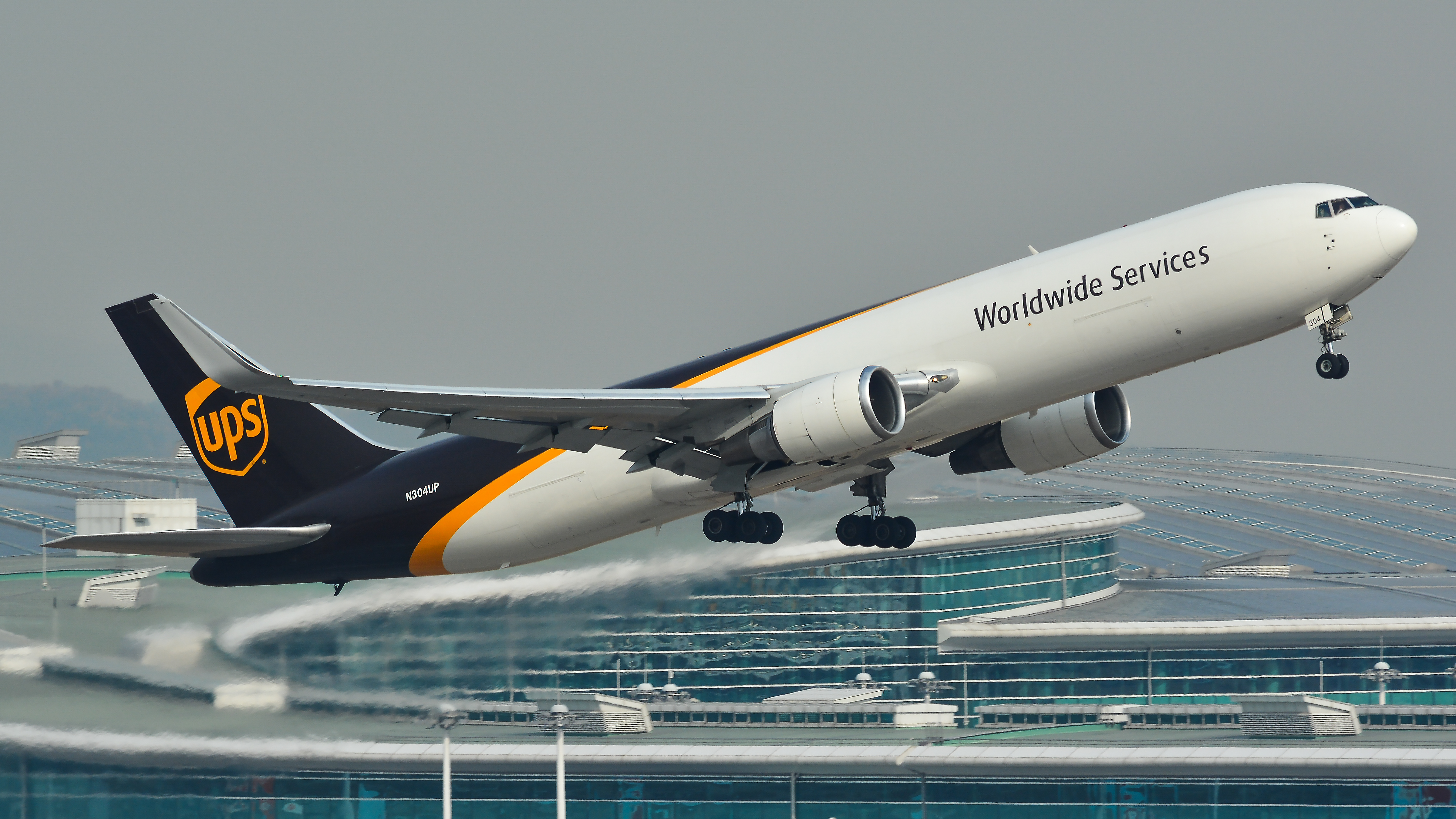 Full size: United Parcel Service Boeing 767-300ER N304UP at Seoul-Incheon International Airport