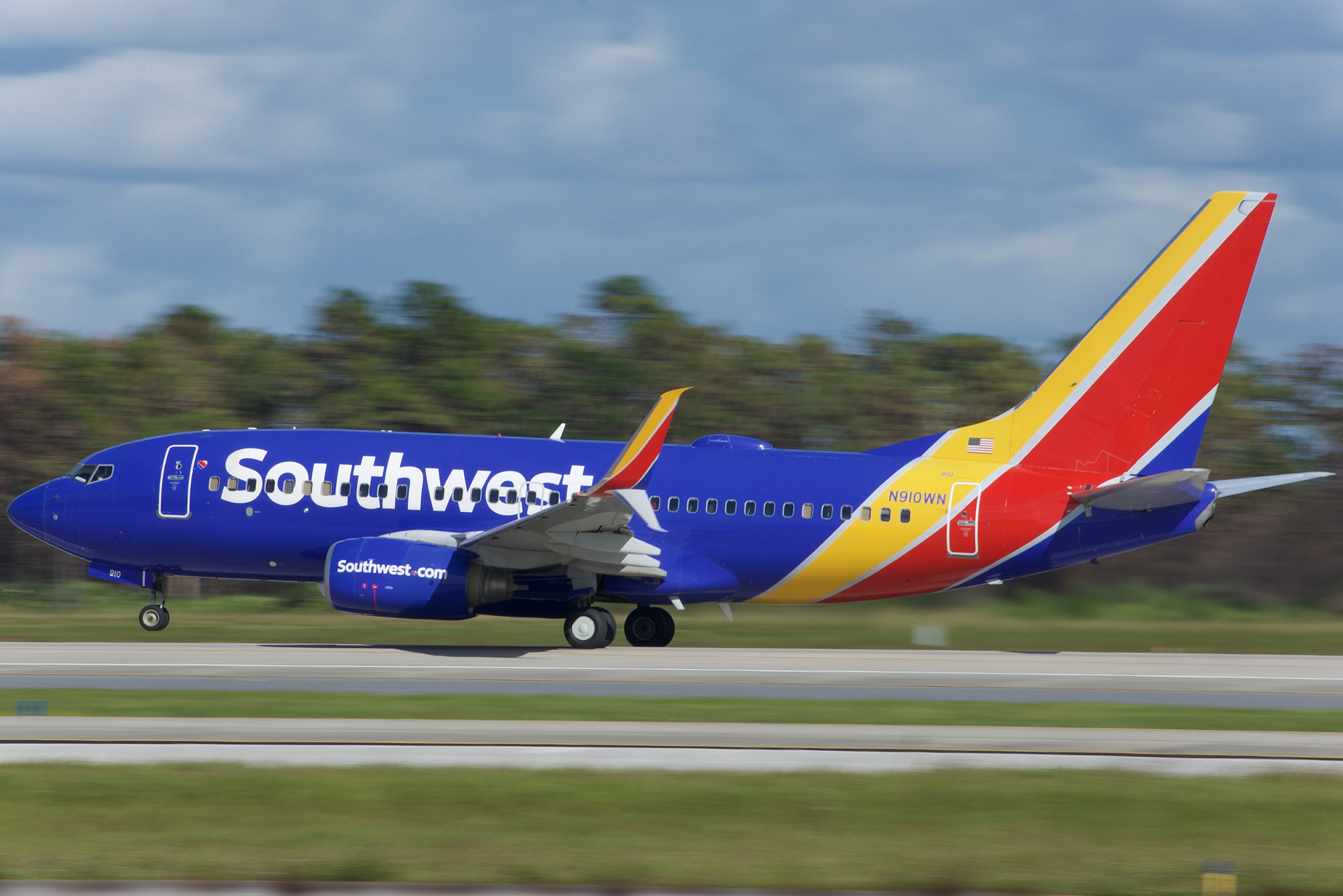 Full size: Southwest Airlines Boeing 737-700 N910WN at Orlando International Airport