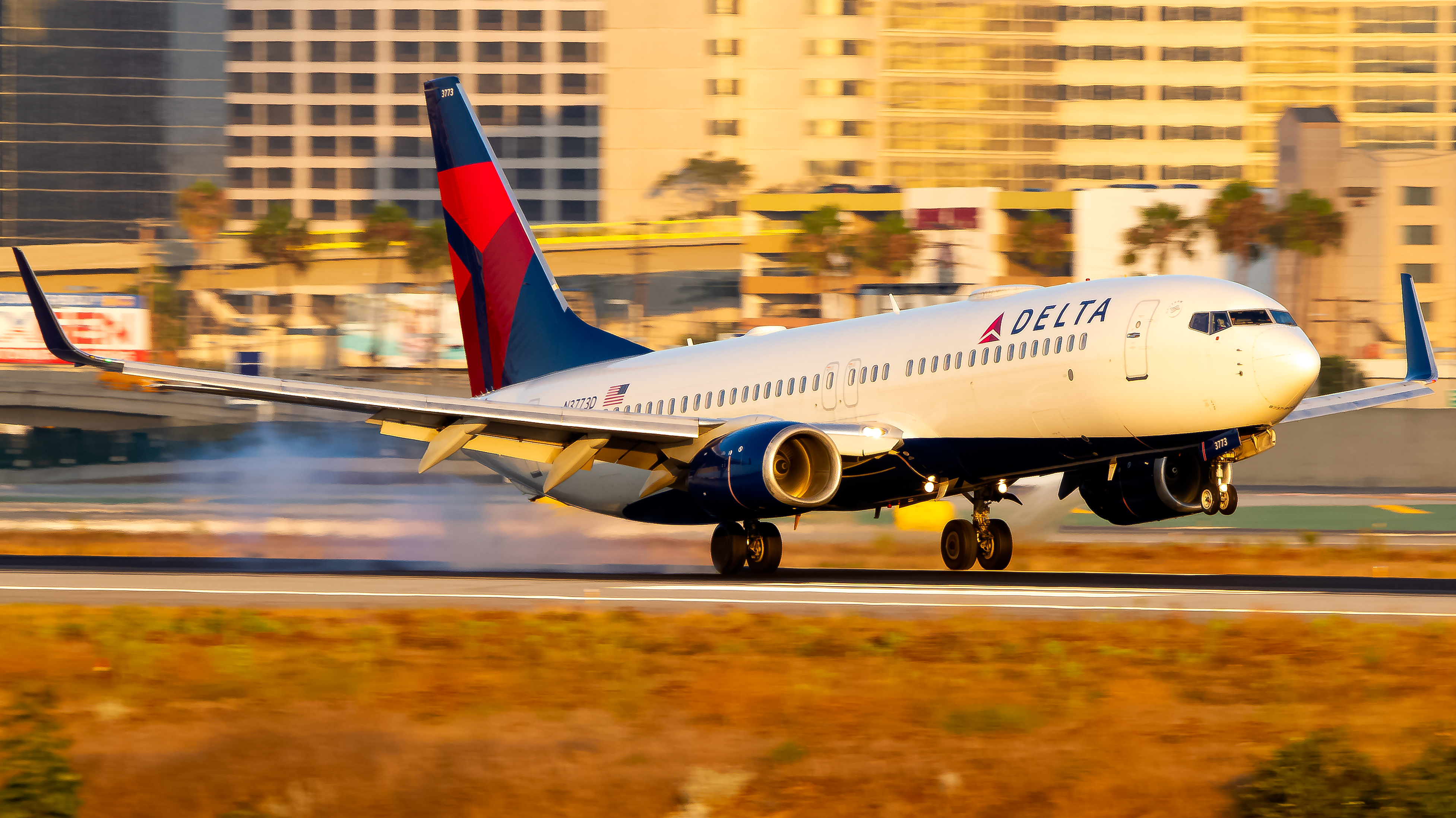 Full size: Delta Airlines Boeing 737-800 N3773D at Los Angeles International Airport