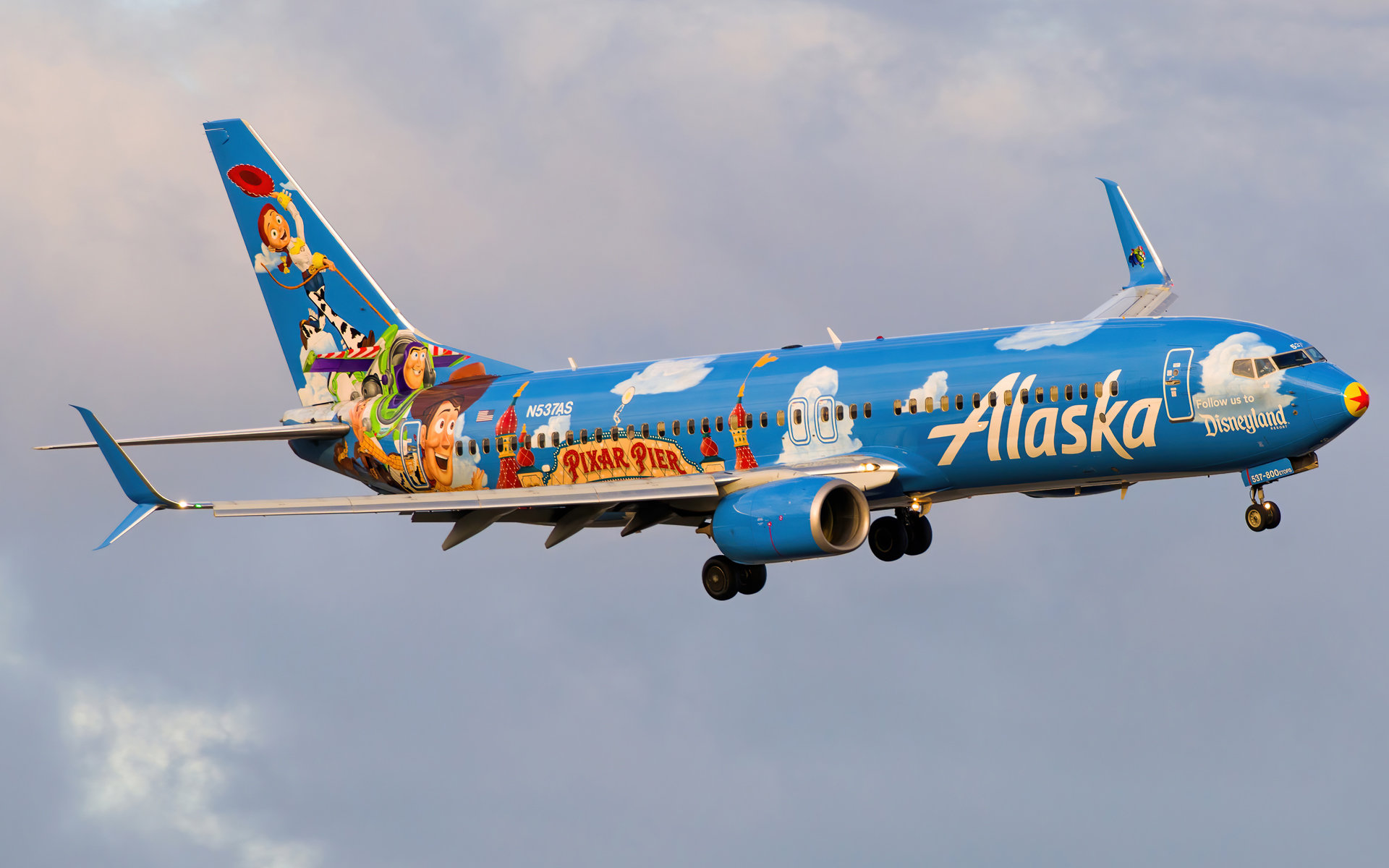 Full size: Alaska Airlines Boeing 737-800 N537AS at Ronald Reagan National Airport