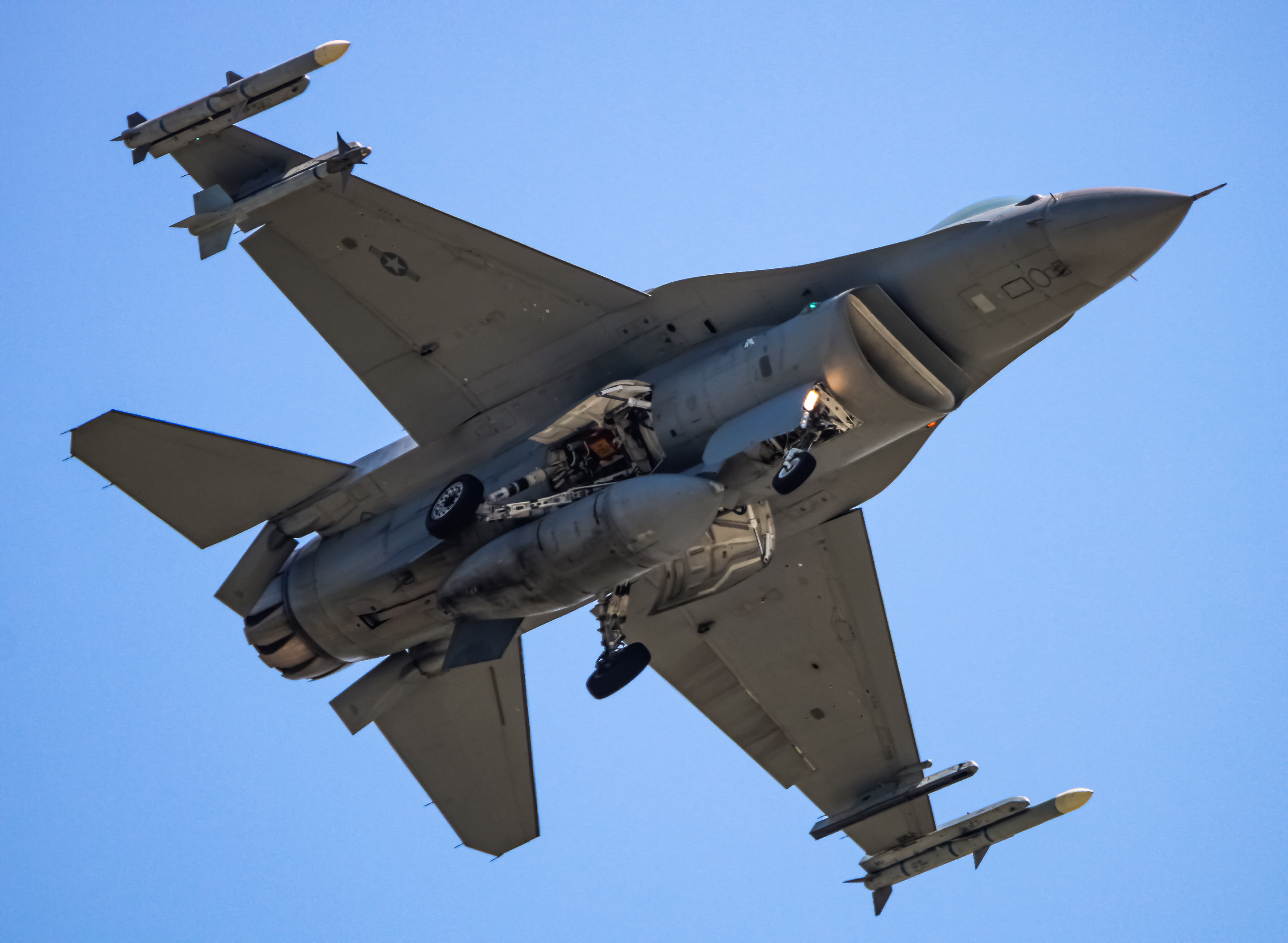 Full size: USAF - United States Air Force General Dynamics F-16 Fighting Falcon 87-0312 at Joint Base Andrews