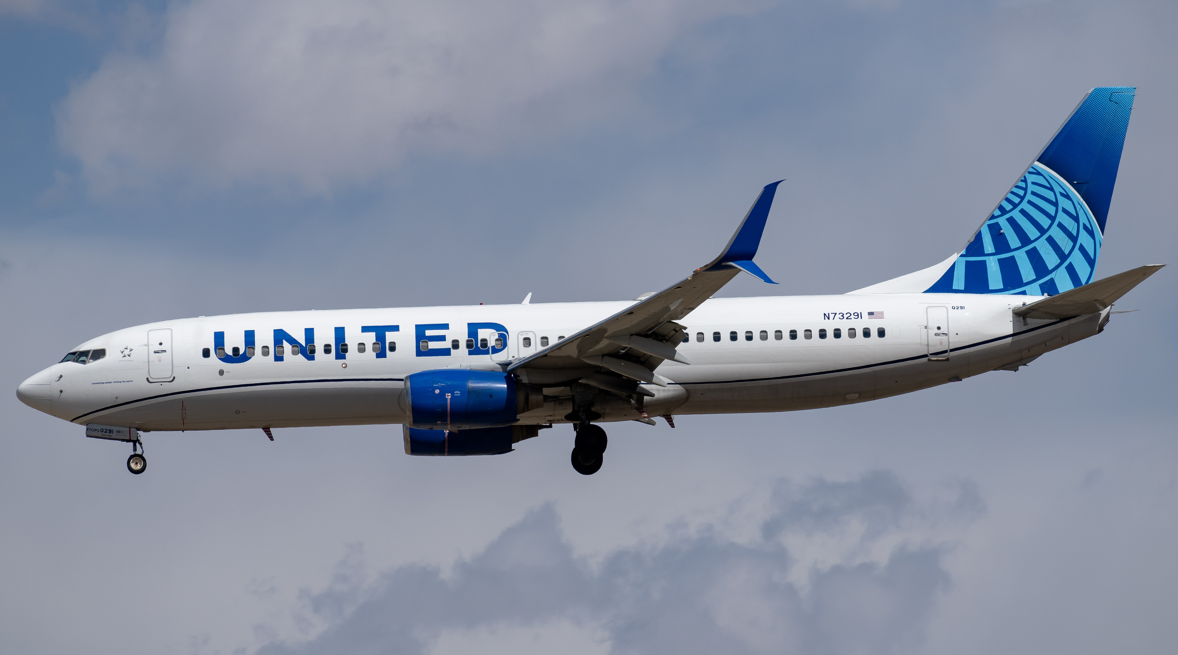 Full size: United Airlines Boeing 737-800 N73291 at Denver International Airport