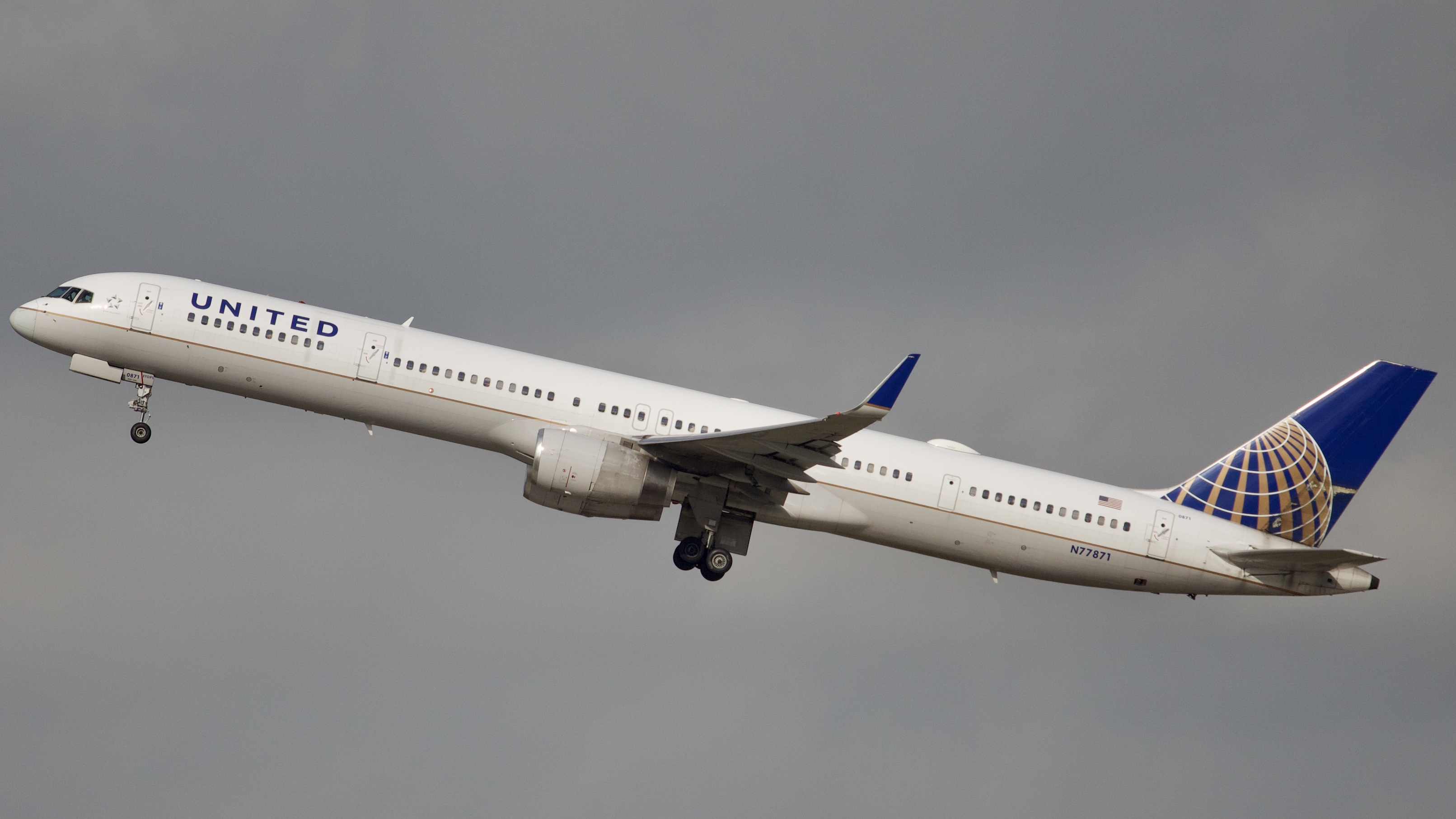 Full size: United Airlines Boeing 757-300 N77871 at Houston-George Bush Intercontinental Airport
