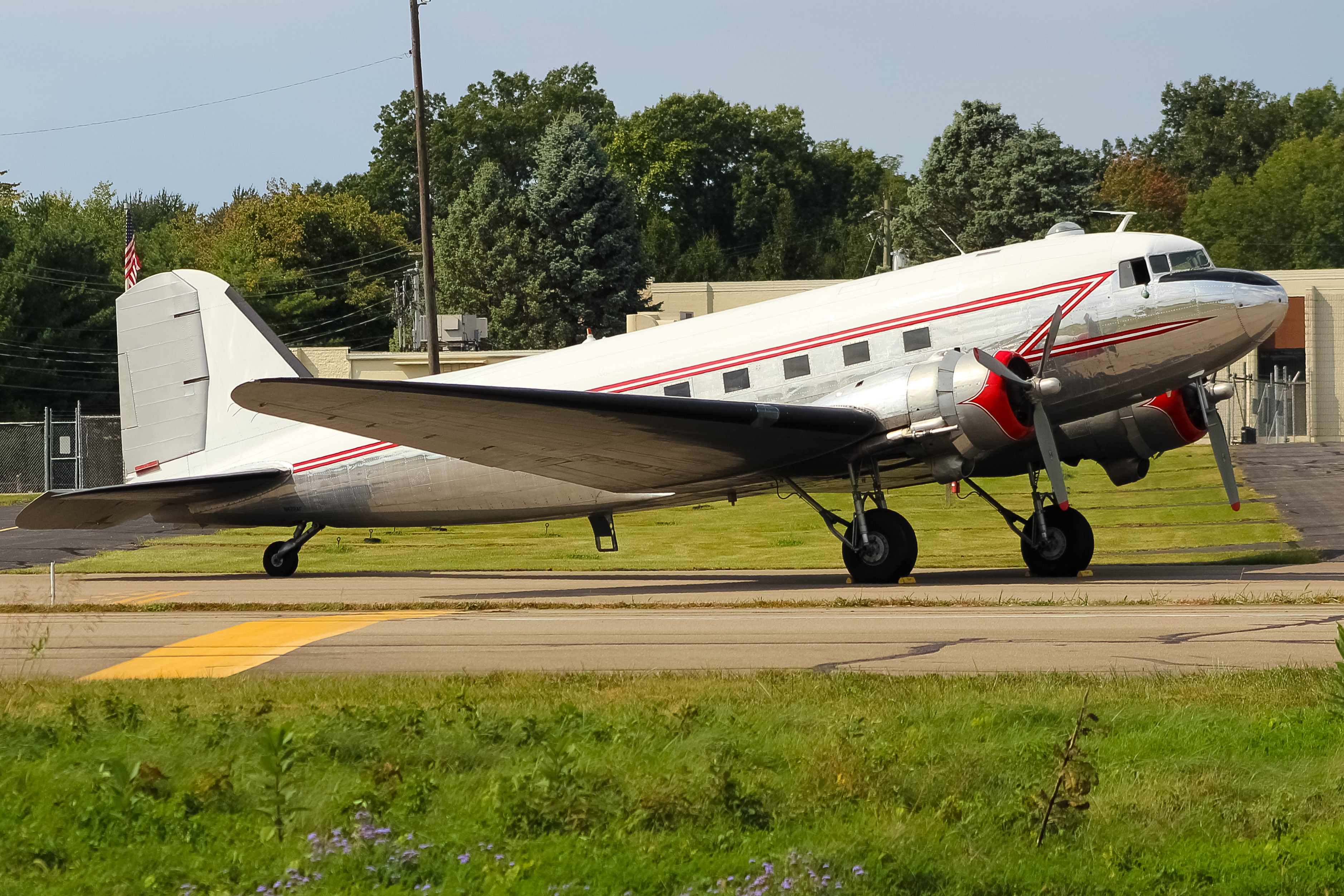 Full size: PRIVATE  Douglas DC-3 N472AF at Clermont County Airport
