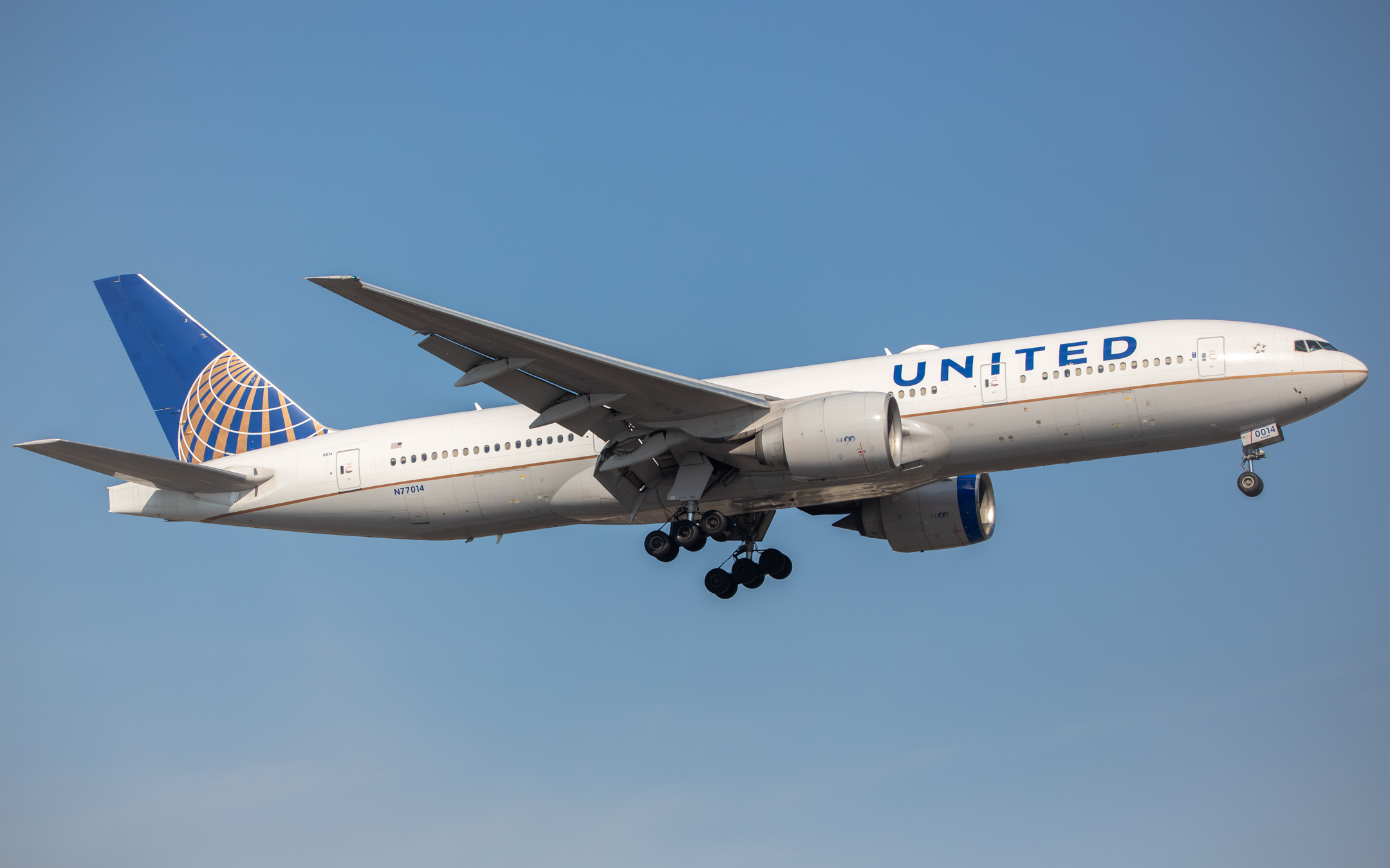 Full size: United Airlines Boeing 777-200ER N77014 at Newark Liberty International Airport