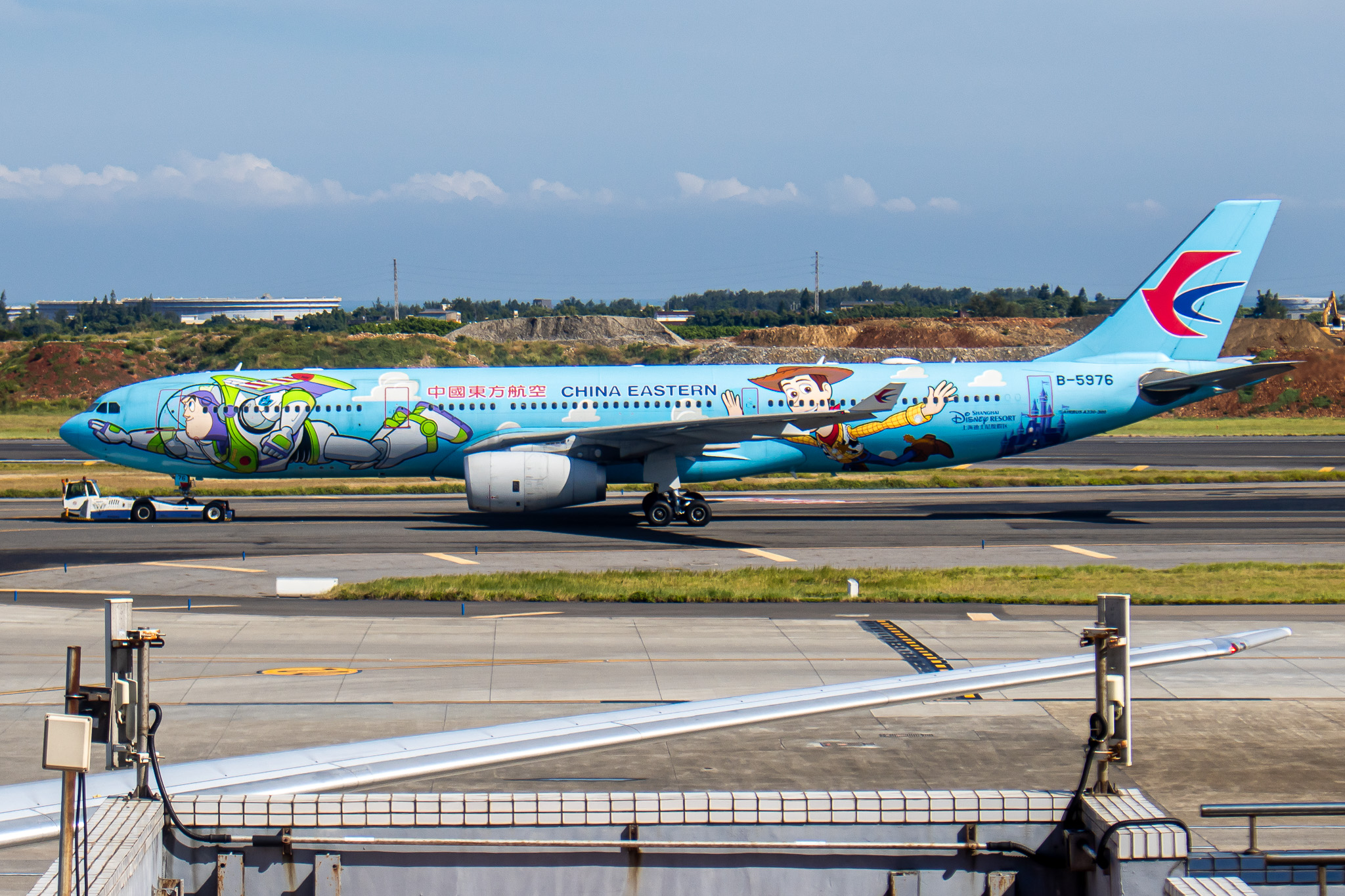 Full size: China Eastern Airlines Airbus A330-300 B-5976 at Taiwan Taoyuan International Airport