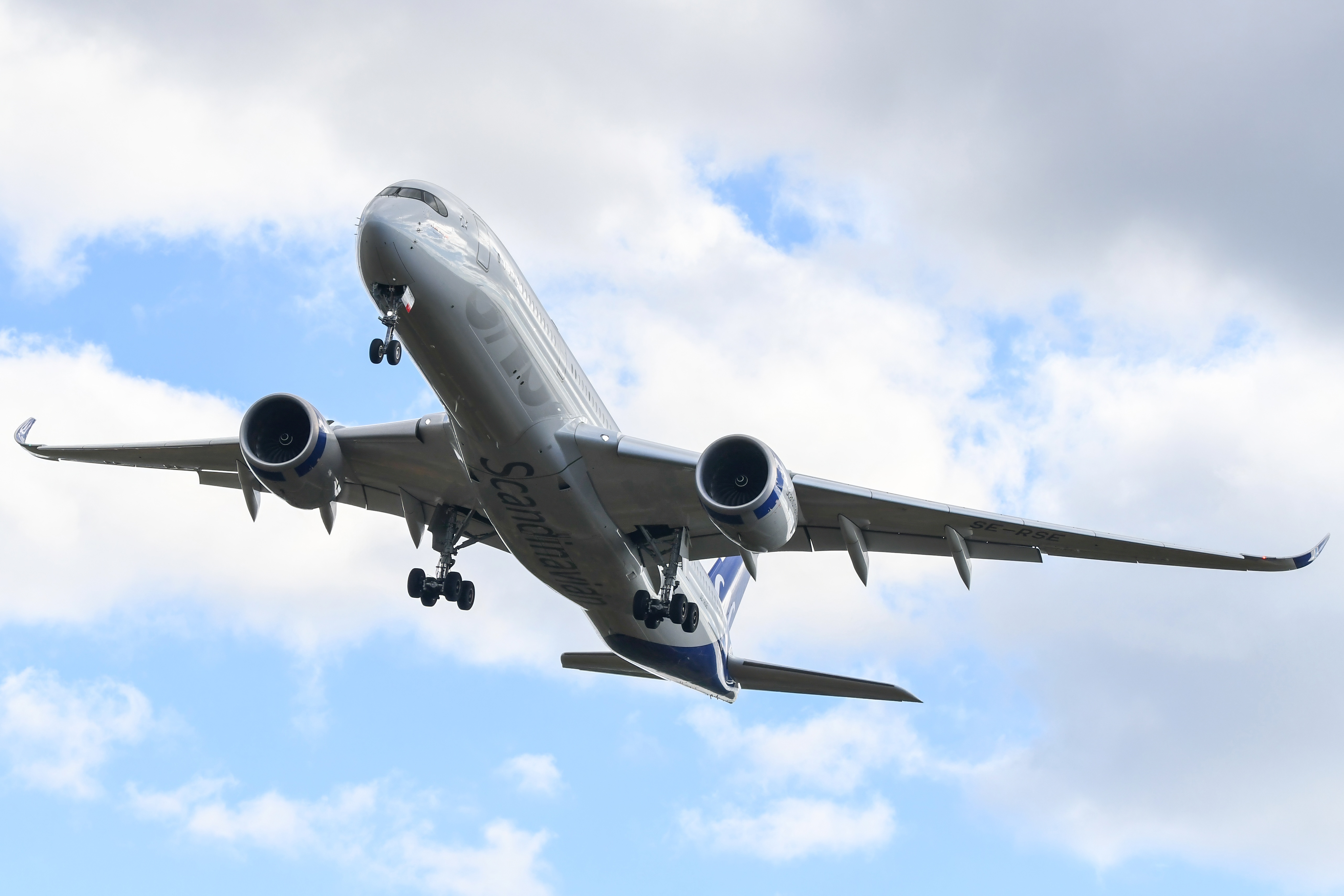 Full size: Scandinavian Airlines Airbus A350-900 SE-RSE at Washington Dulles International Airport