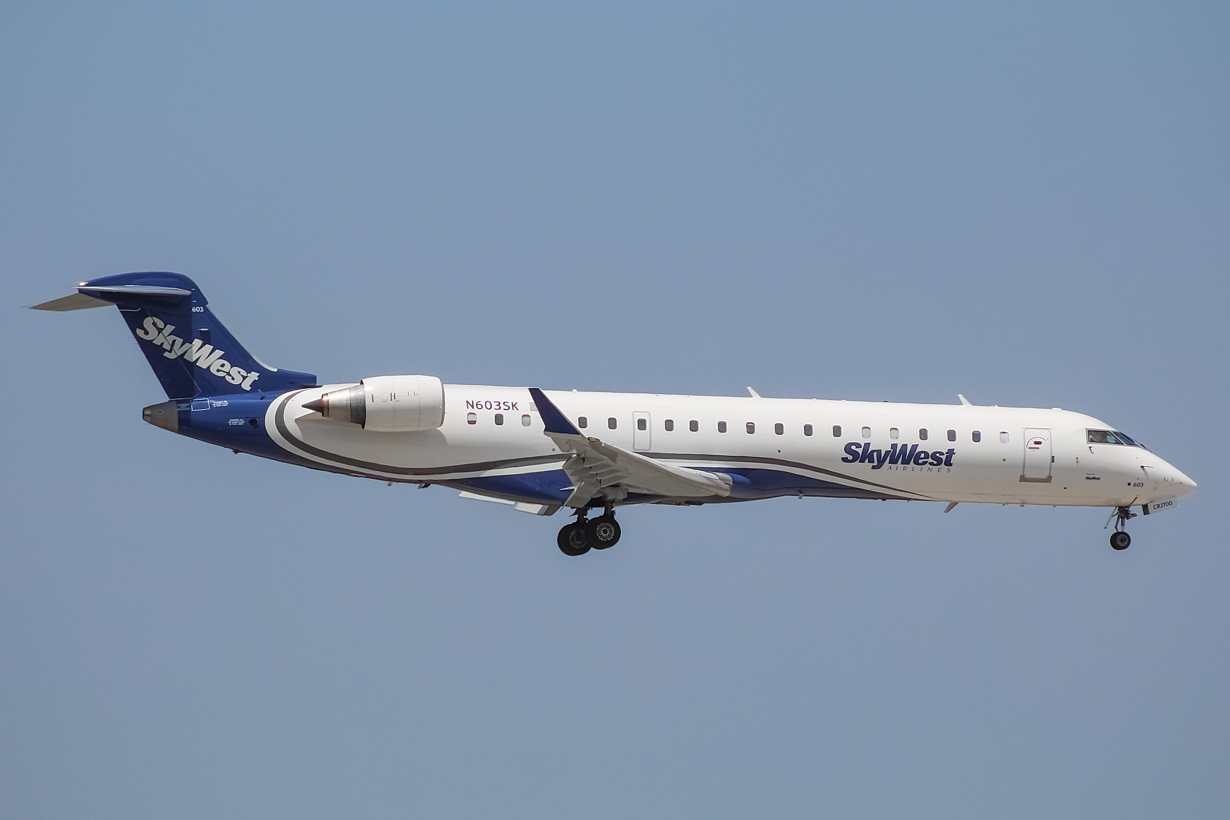 Full size: SkyWest Airlines Mitsubishi CRJ-700 N603SK at Chicago O'Hare International Airport