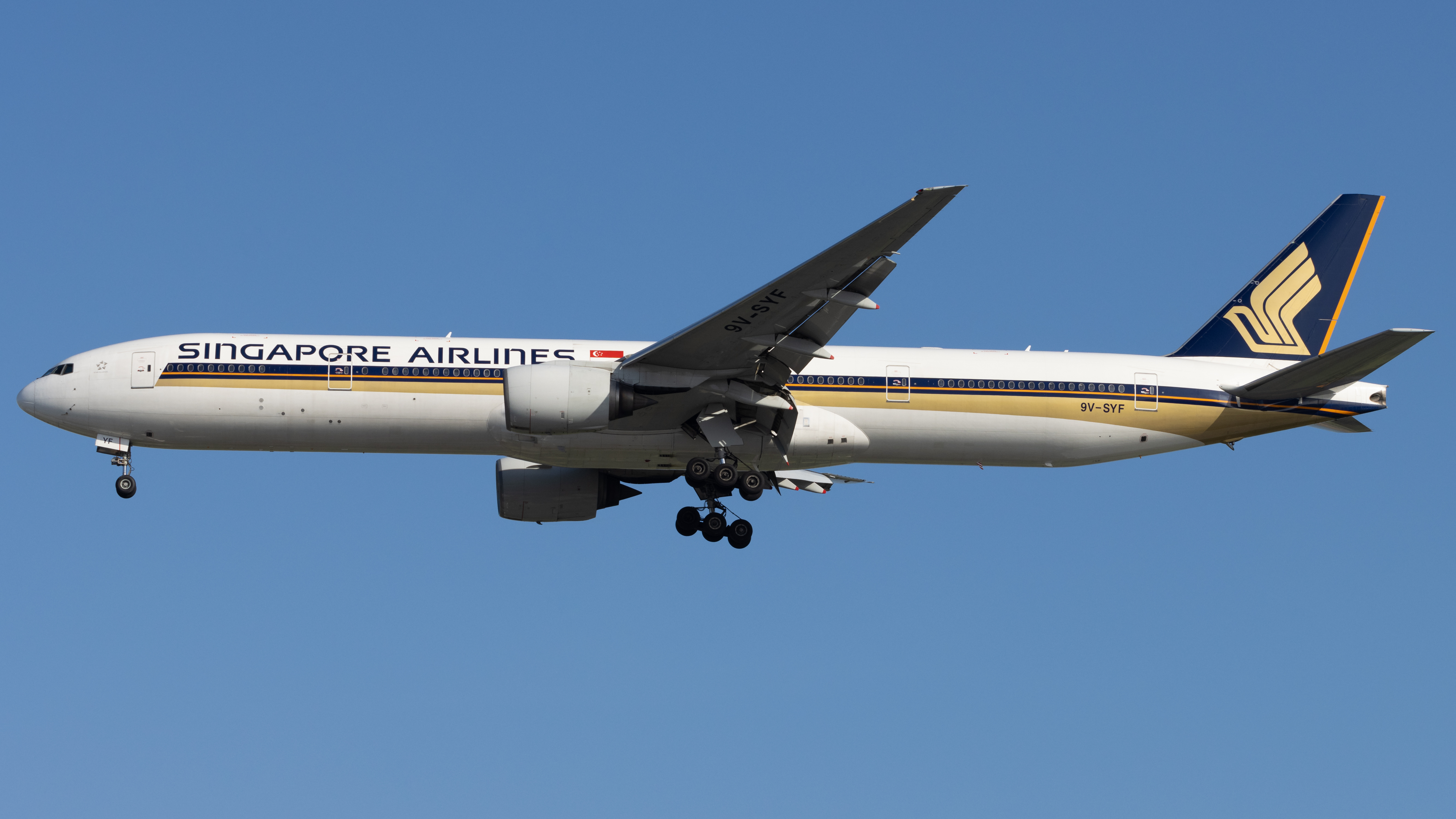 Full size: Singapore Airlines Boeing 777-300 9V-SYF at Singapore-Changi Airport