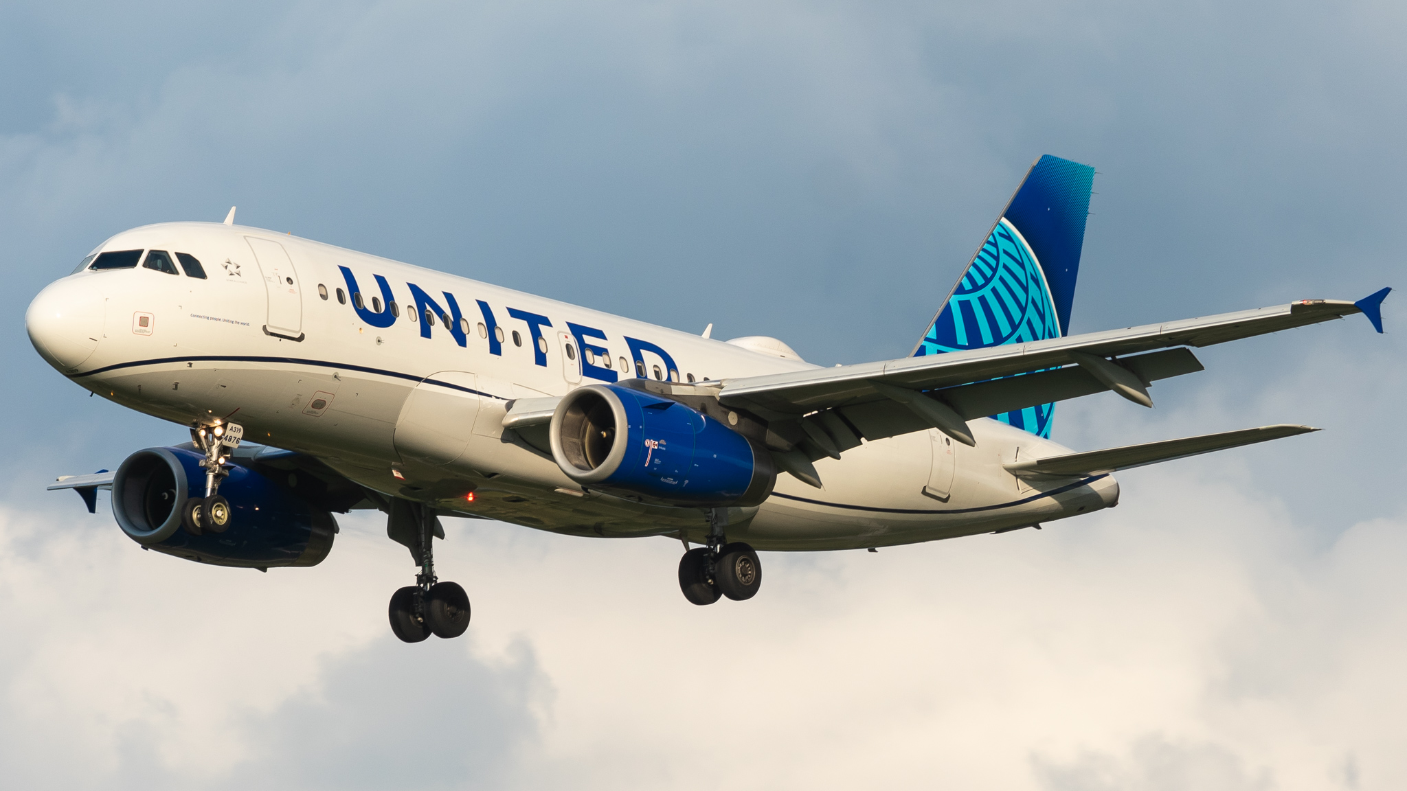 Full size: United Airlines Airbus A319 N876UA at Baltimore/Washington International Thurgood Marshall Airport