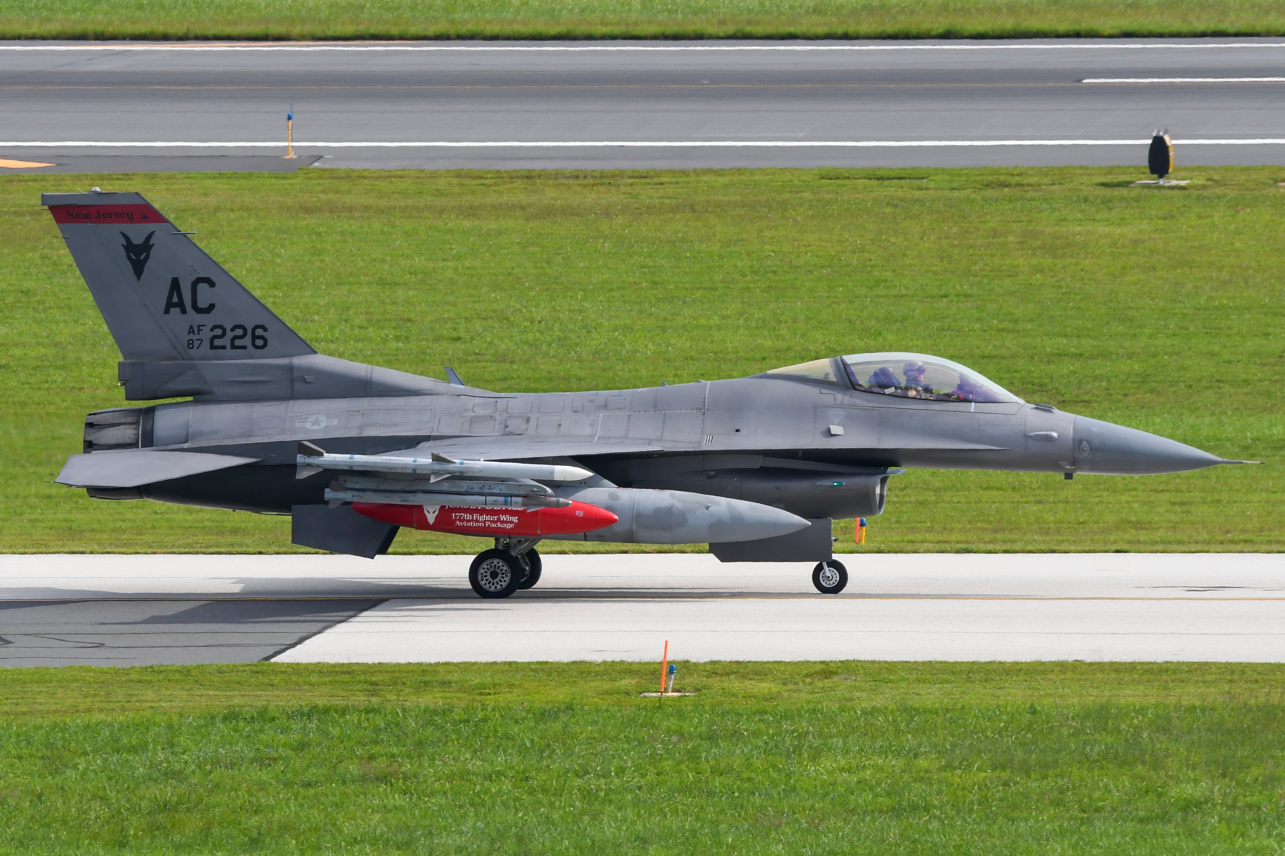 Full size: United States Air Force (USAF) General Dynamics F-16 Fighting Falcon 87-0226 at Atlantic City International Airport